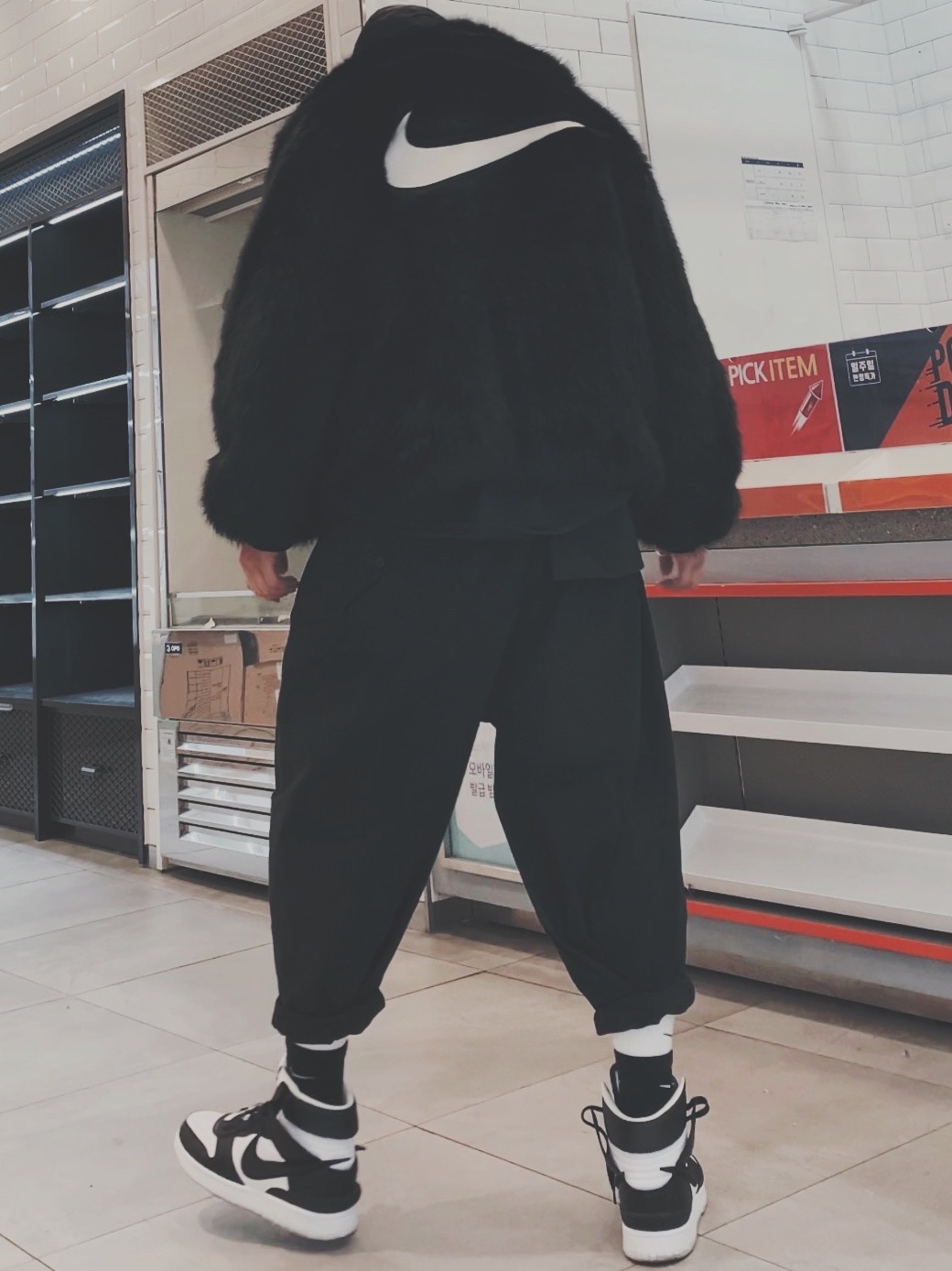 Nike x Ambush Dunk High Black, (W) Nike x Ambush Reversible Faux-Fur Coat Black 착용 스타일 - 3