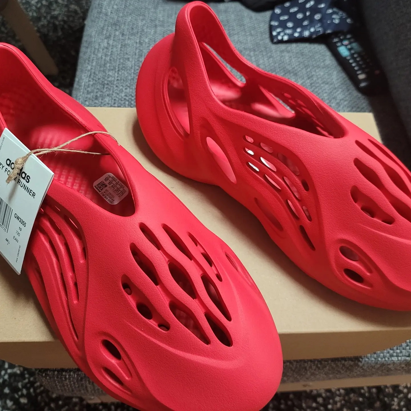 Adidas Yeezy Foam RNNR Vermilion 착용 스타일