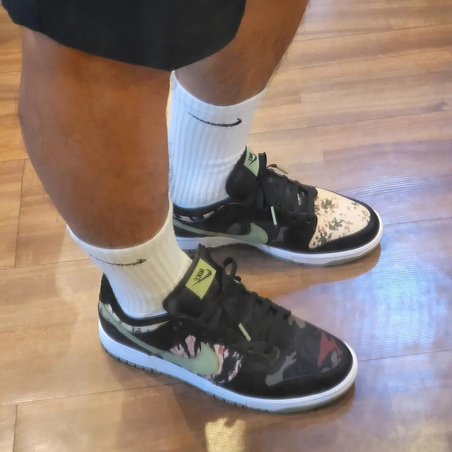 Nike Dunk Low SE Black Multi Camo 착용 스타일 - 2