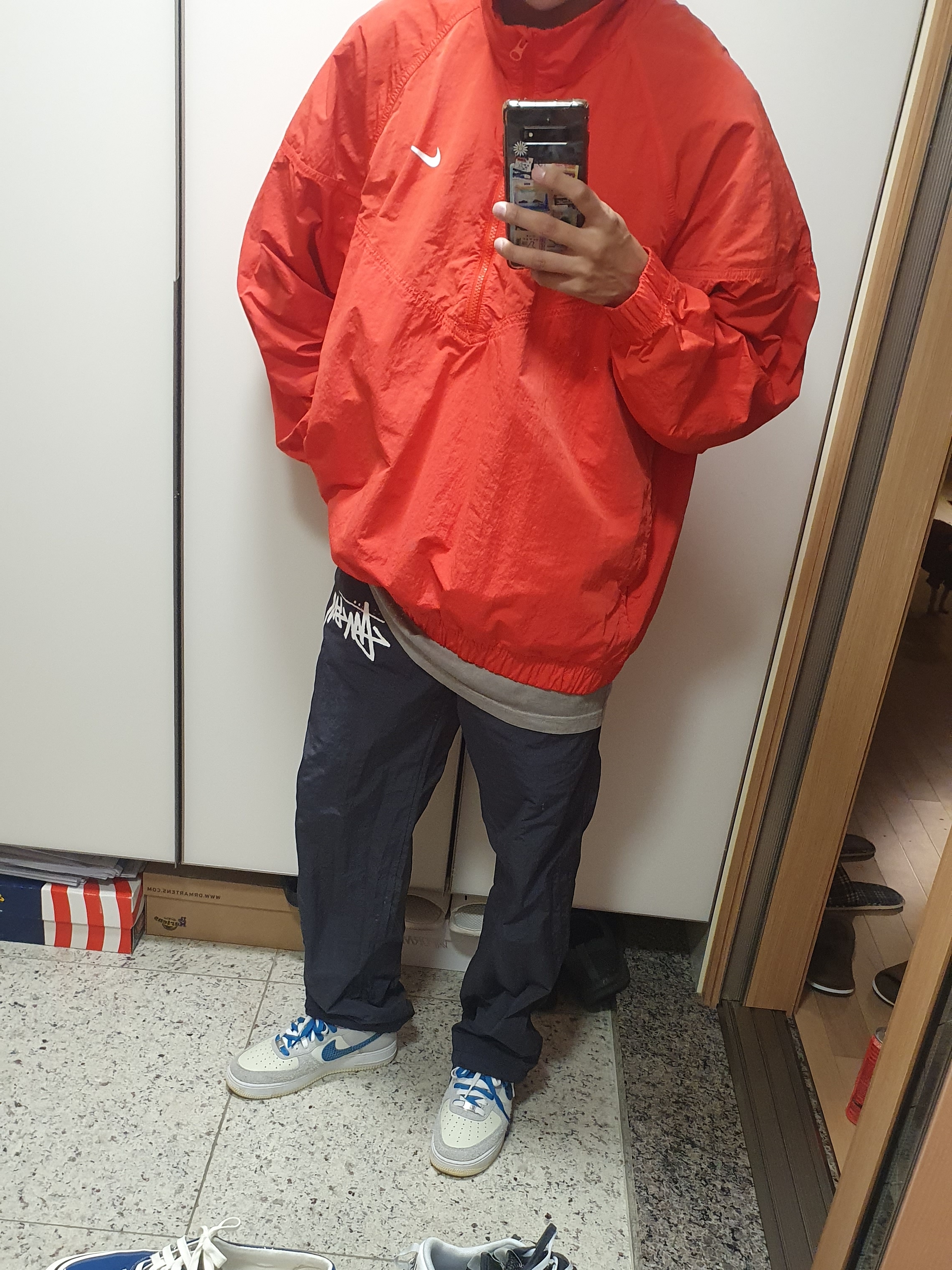 Nike x Stussy Windrunner Jacket Habanero Red, Nike x Stussy Beach Pants Off Noir 착용 스타일 - 1