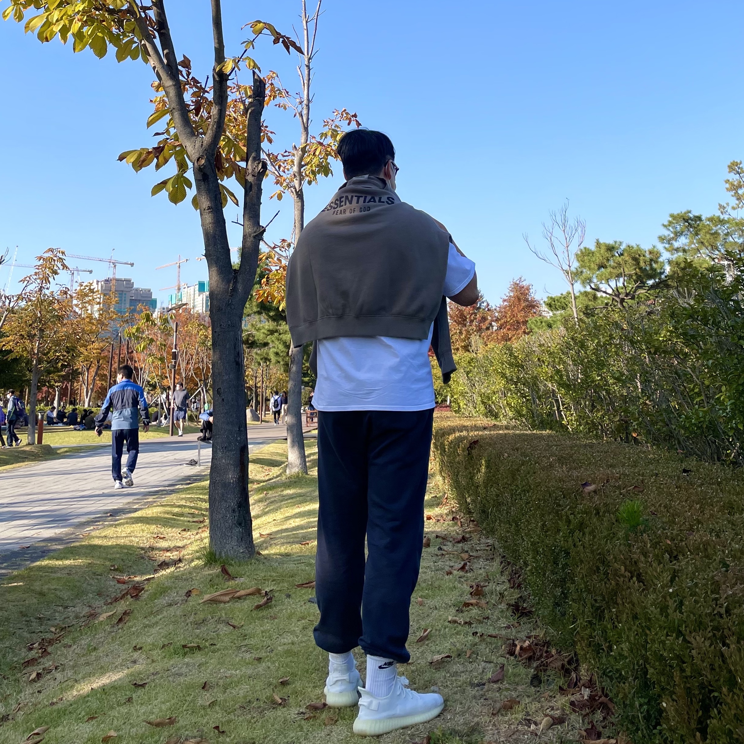 Essentials Pull-Over Crewneck Sweatshirt Taupe - 21SS 착용 스타일