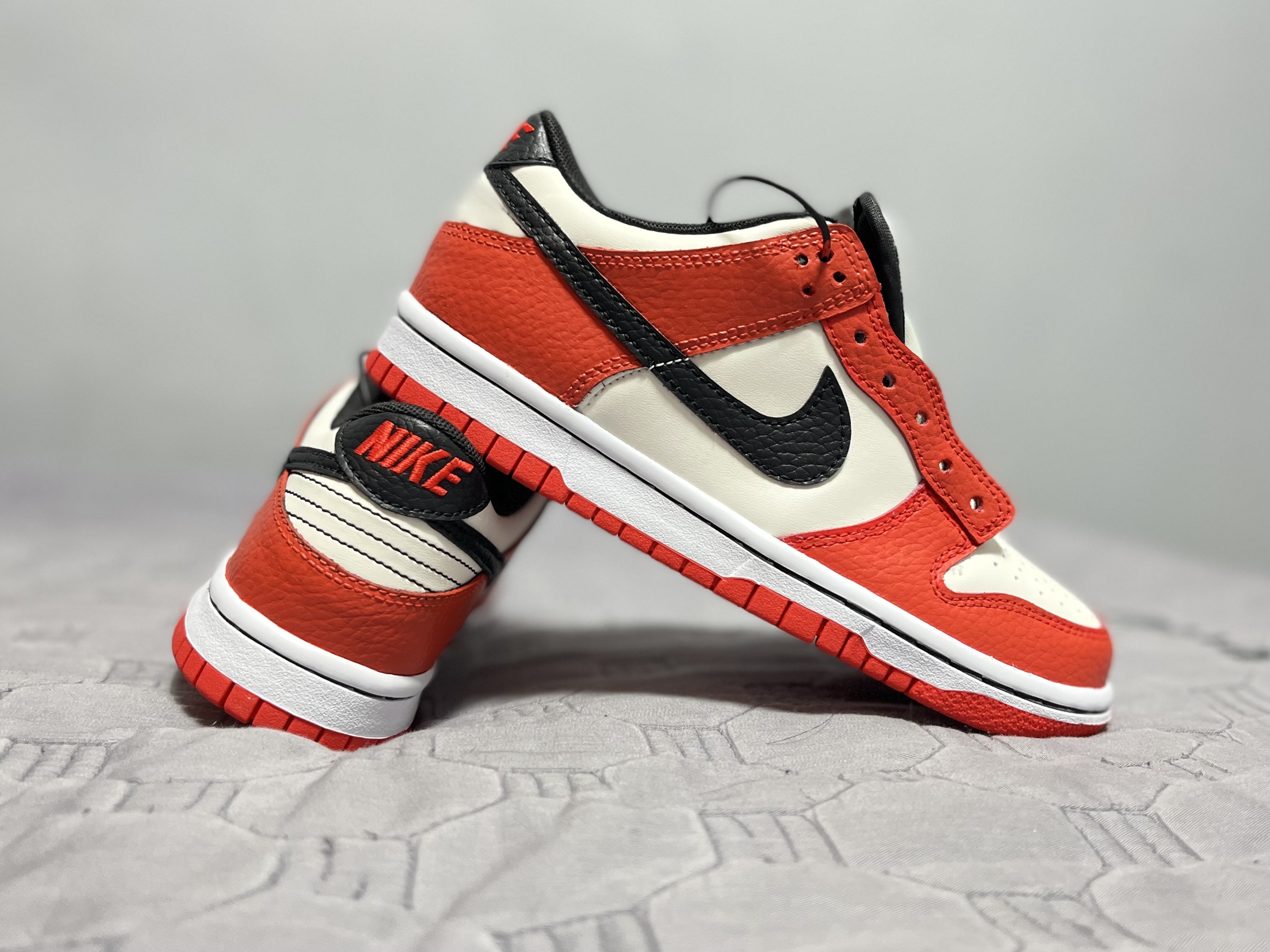 (GS) Nike x NBA Dunk Low Black and Chile Red, Nike x NBA Dunk Low Retro EMB Black and Chile Red 착용 스타일 - 1
