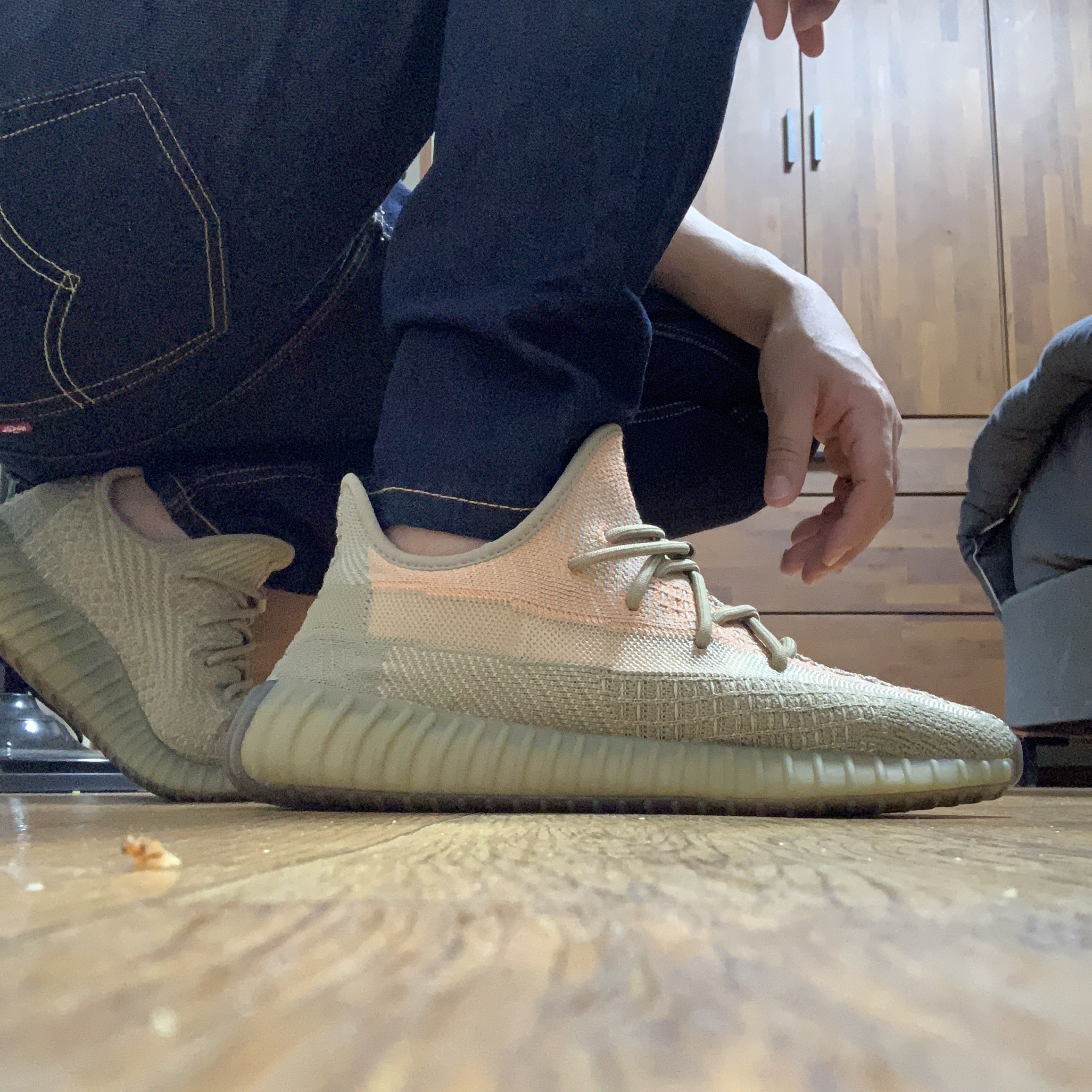 Adidas Yeezy Boost 350 V2 Sand Taupe 착용 스타일