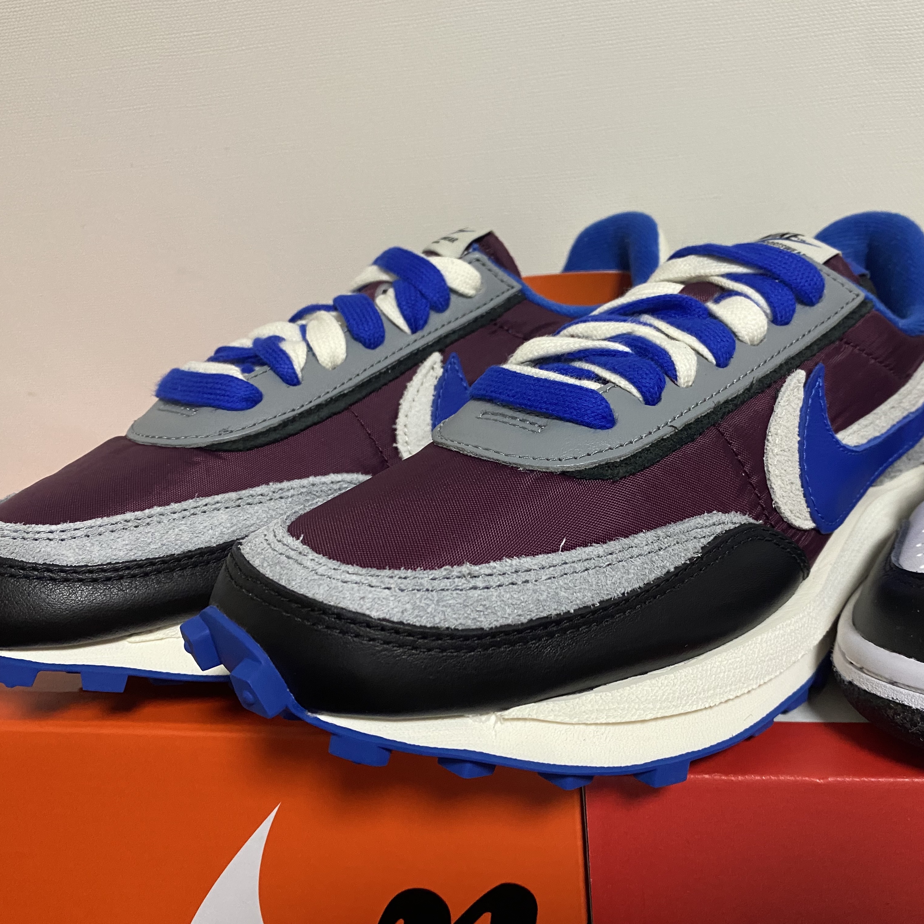 Nike x Sacai x Undercover LDWaffle Night Maroon Team Royal 착용 스타일 - 3