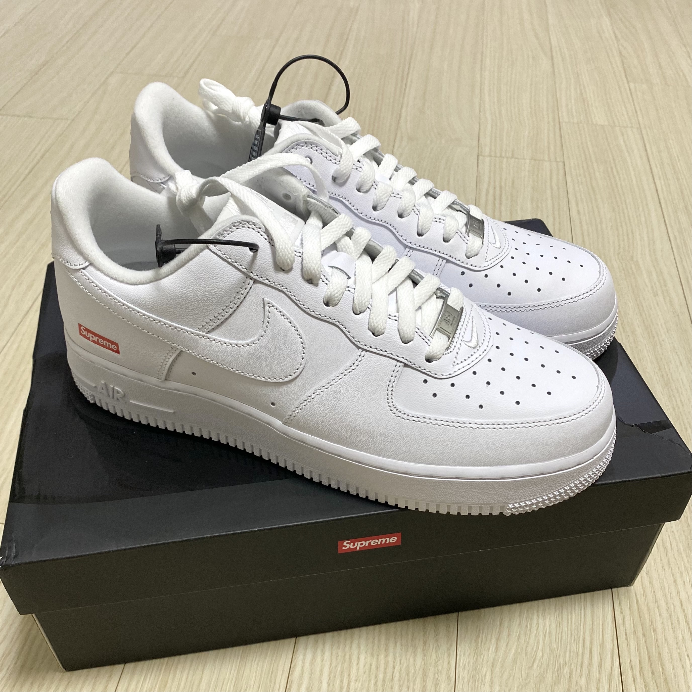 Nike x Supreme Air Force 1 Low White 착용 스타일 - 1
