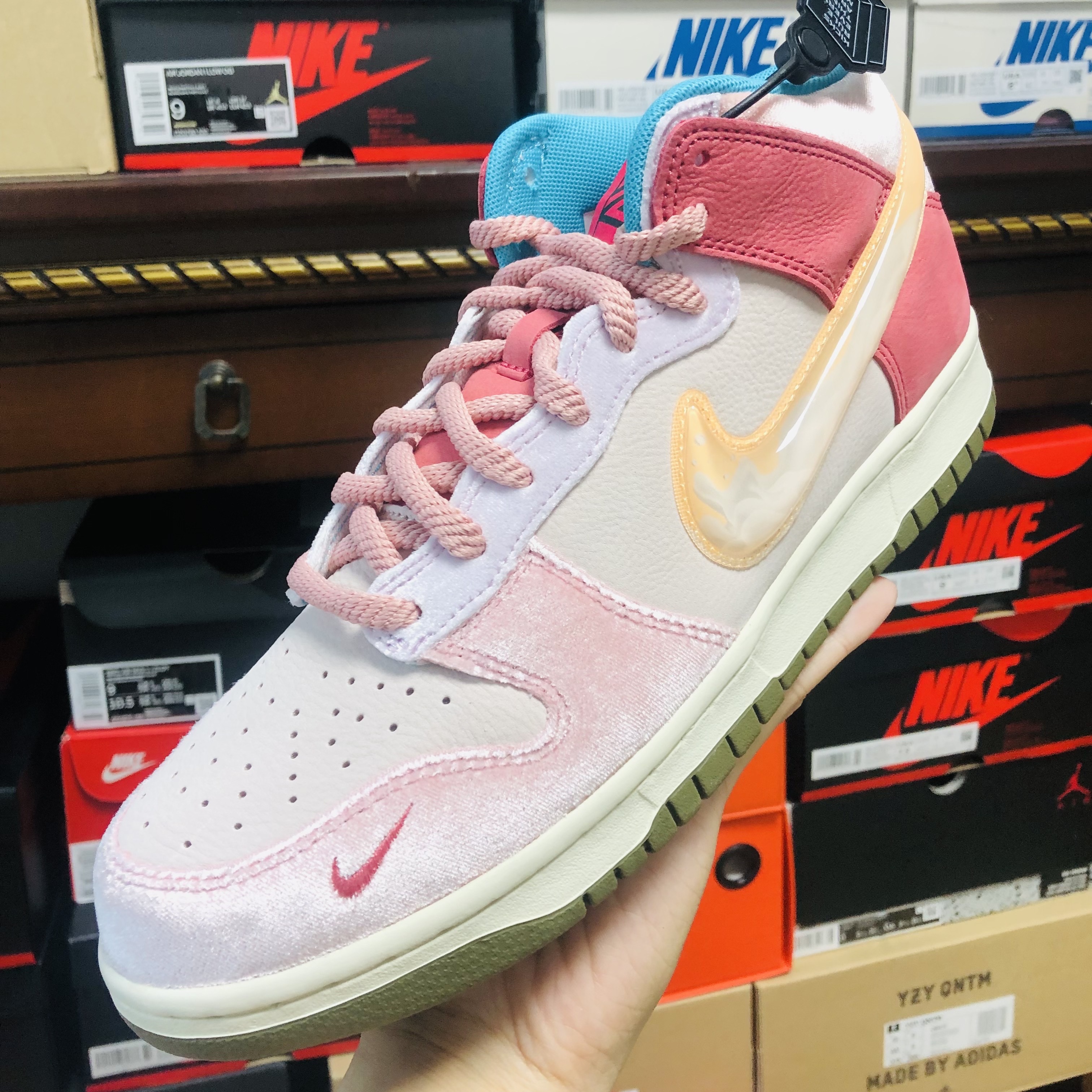 Nike x Social Status Dunk Mid Free Lunch Strawberry Milk, Nike x Social Status Dunk Mid Free Lunch Chocolate Milk 착용 스타일 - 1