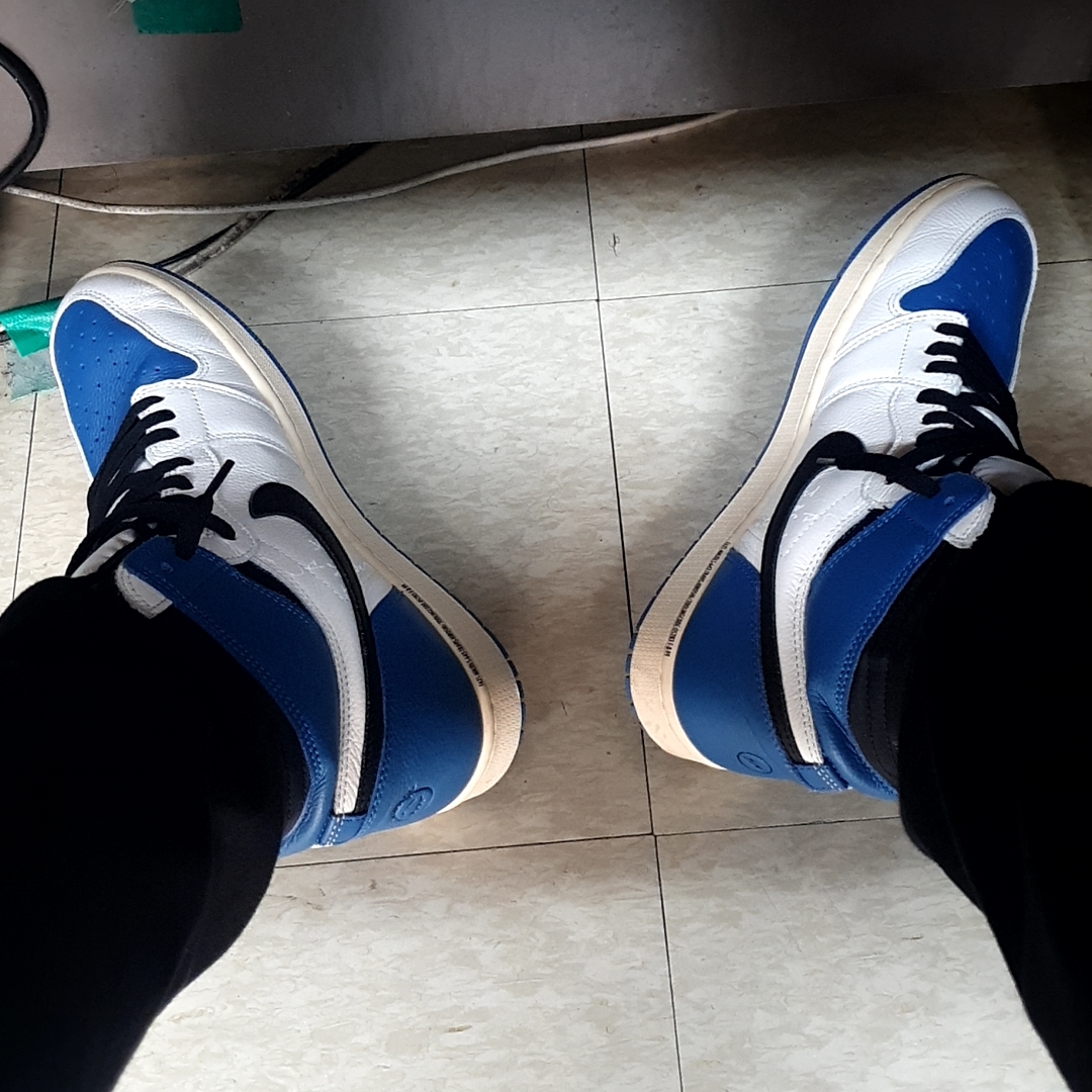 Jordan 1 x Travis Scott x Fragment Retro High OG SP Military Blue 착용 스타일
