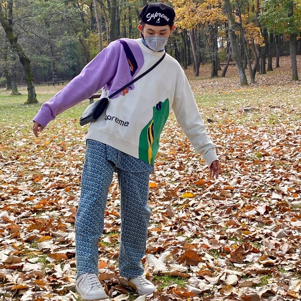 Supreme Faces Sweater Cream - 21FW, Supreme Monogram Double Knee Denim Painter Pants Blue - 21FW 착용 스타일 - 1