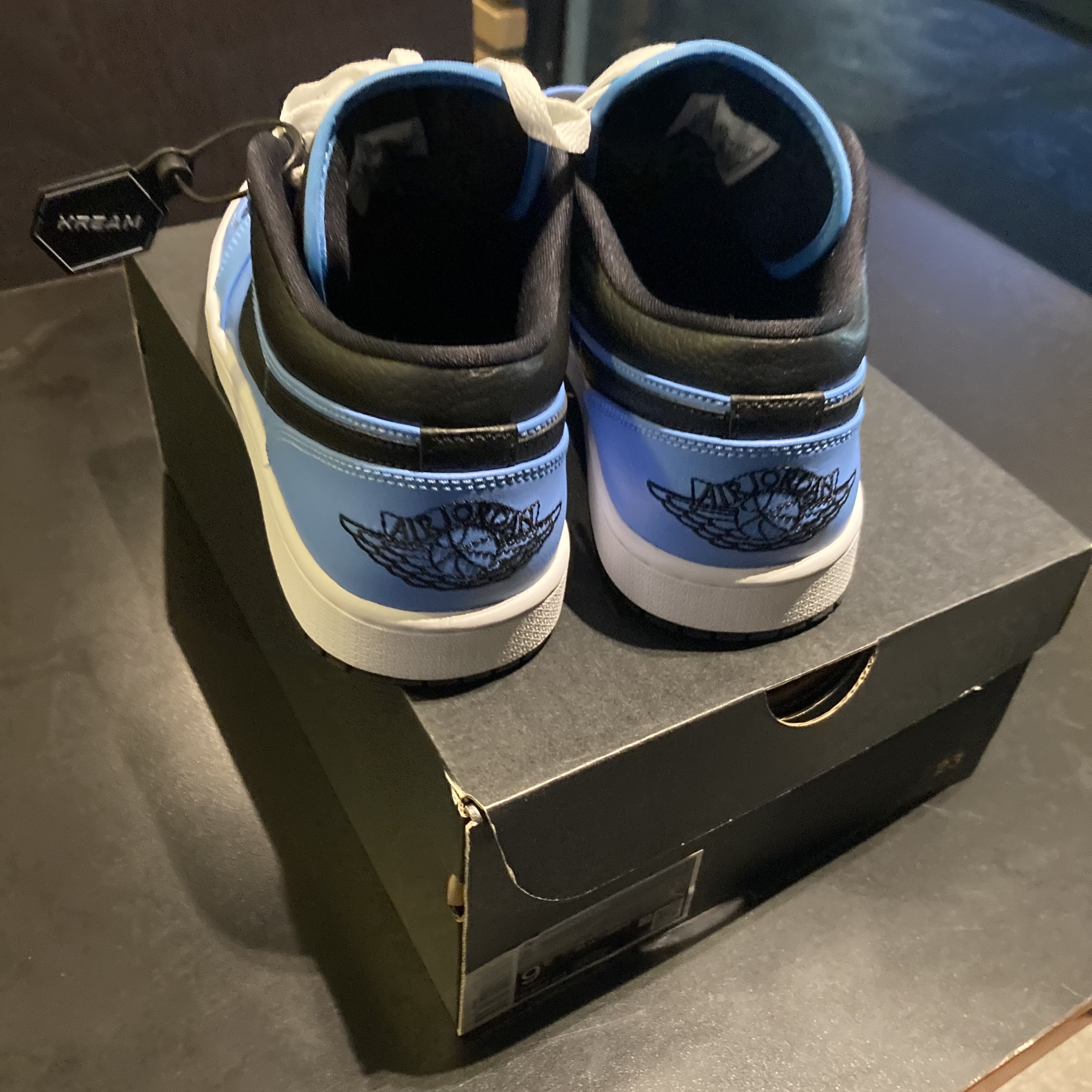 Jordan 1 Low University Blue Black 착용 스타일 - 2