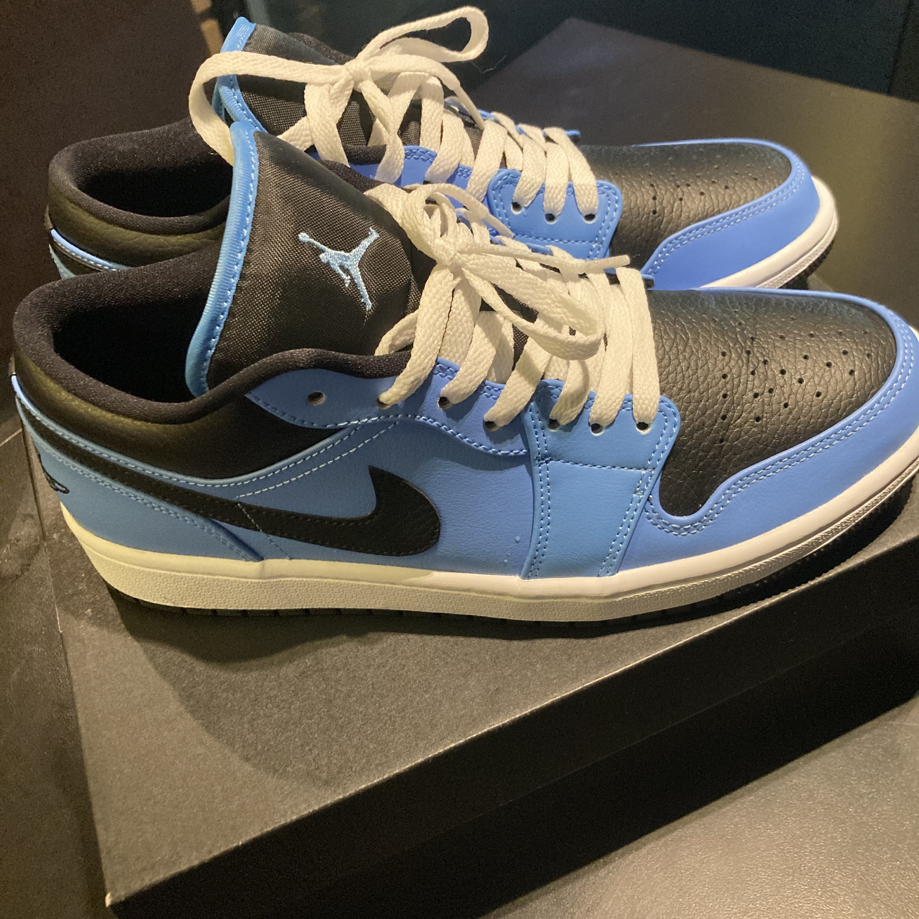 Jordan 1 Low University Blue Black 착용 스타일 - 1
