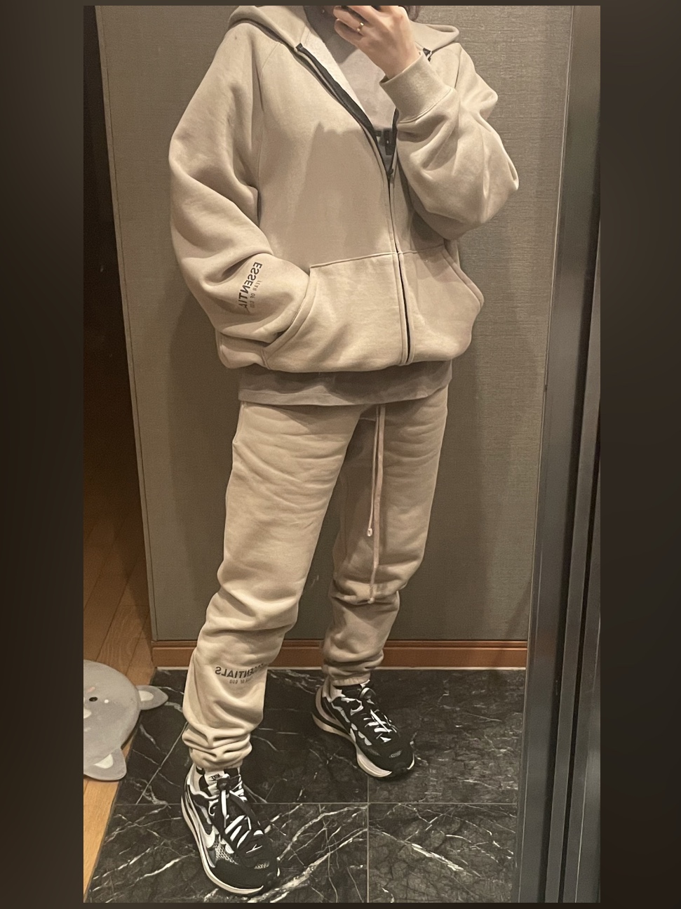 Essentials 3D Silicon Applique Full Zip Up Hoodie String - 20SS, Essentials Sweatpants String Tan - 20SS 착용 스타일 - 3