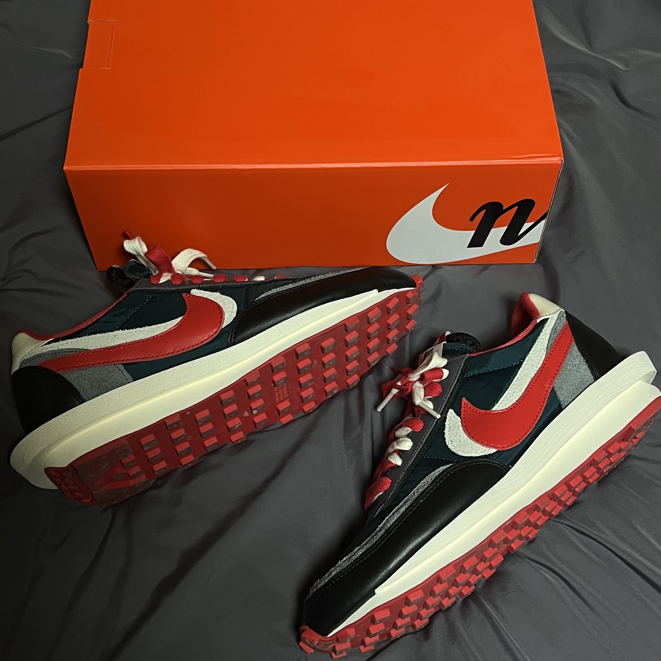 Nike x Sacai x Undercover LDWaffle Midnight Spruce University Red 착용 스타일 - 1