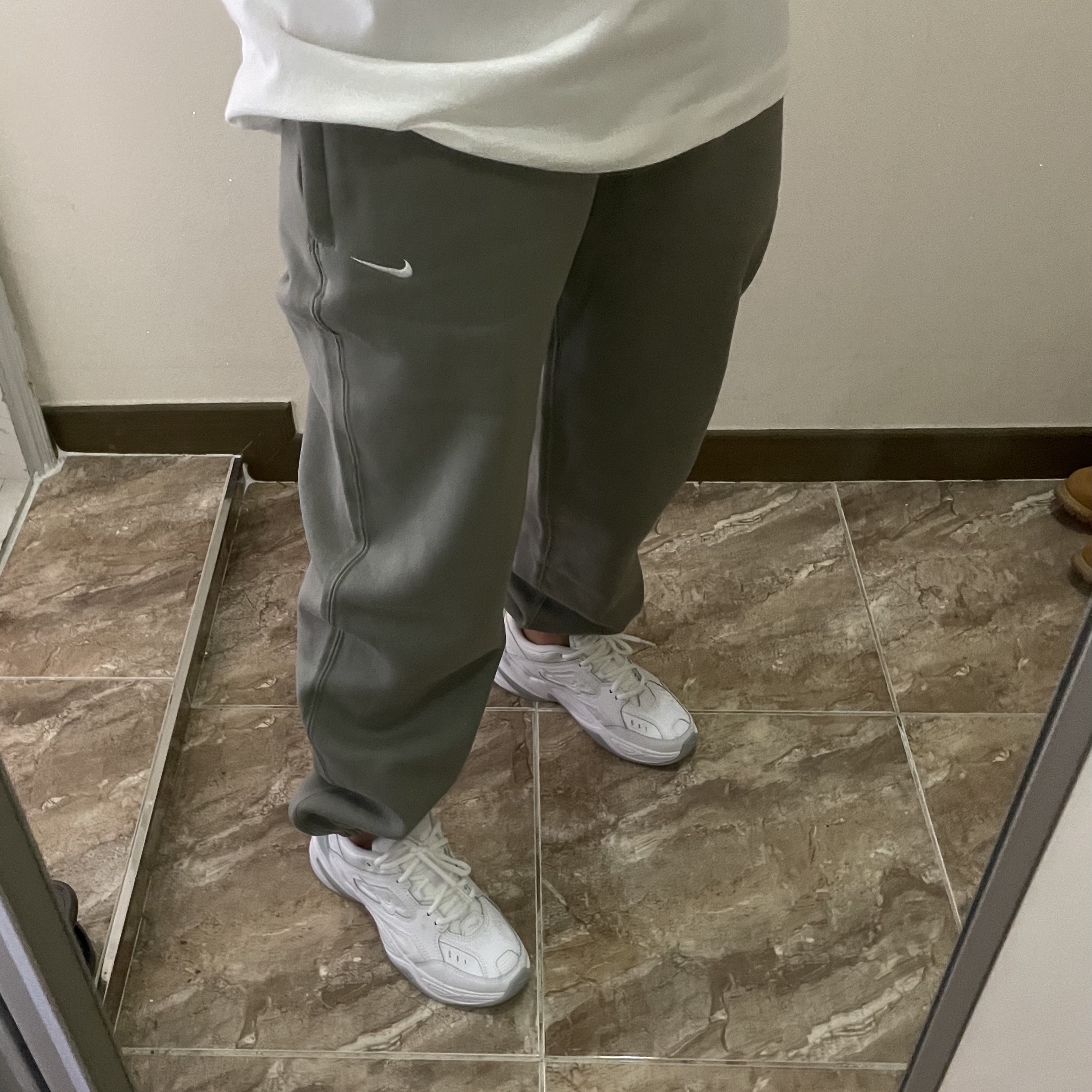 (W) Nike NRG Solo Swoosh Fleece Pants Light Army - Asia, (W) Nike M2K Tekno White Pure Platinum 착용 스타일 - 1