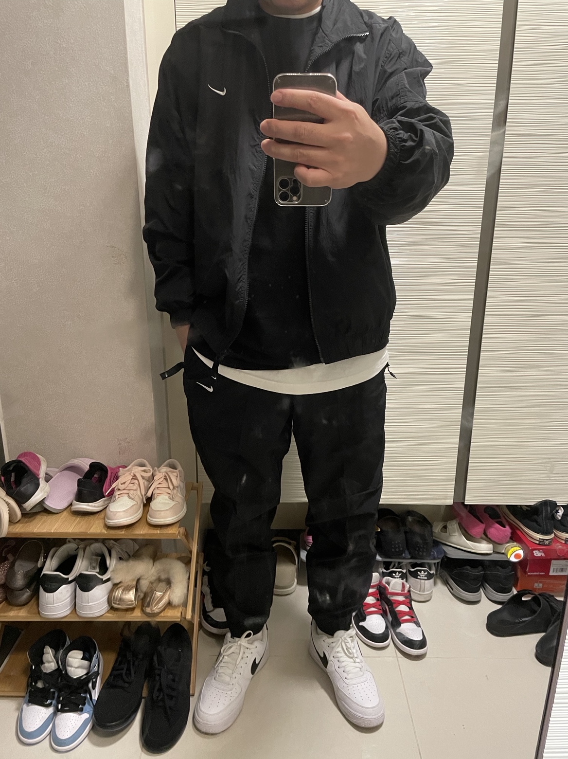 Nike M NRG Solo Swoosh Track Jacket Black - Asia, (GS) Jordan 1 Retro High OG University Blue 착용 스타일 - 1