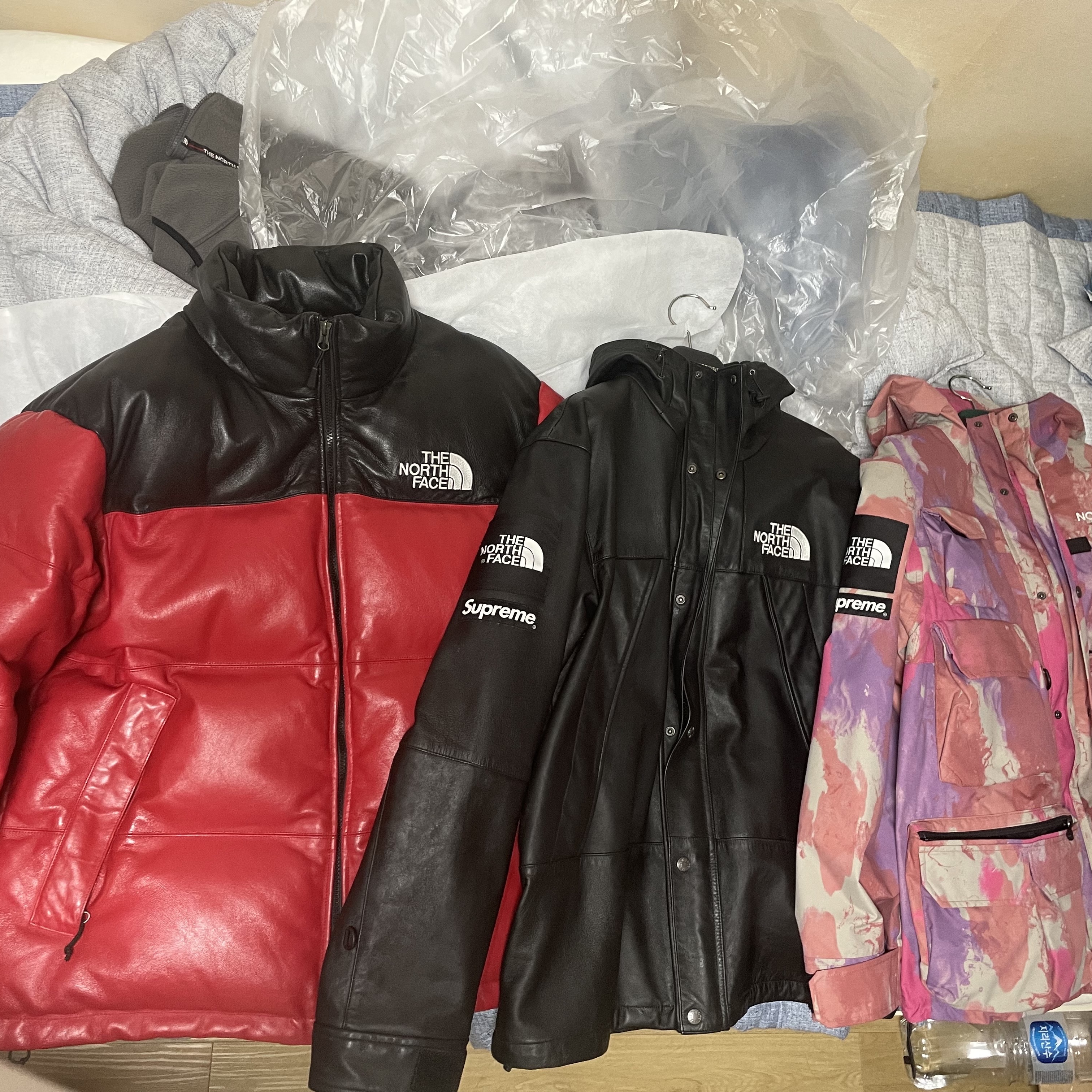 Supreme x The North Face Leather Nuptse Jacket Red - 17FW, Supreme x The North Face Leather Mountain Parka Black - 18FW 착용 스타일