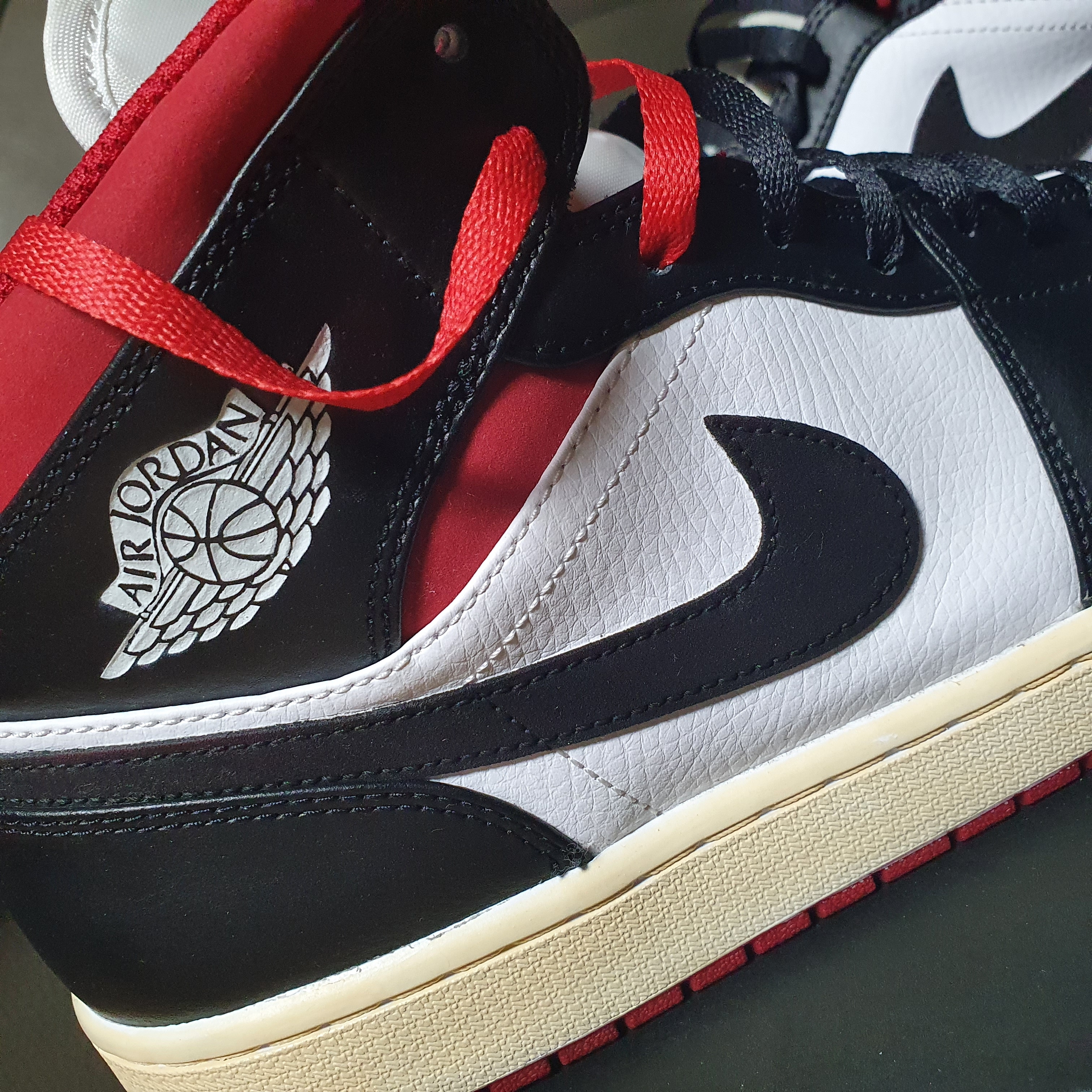 Jordan 1 Mid Gym Red Black White 착용 스타일 - 1