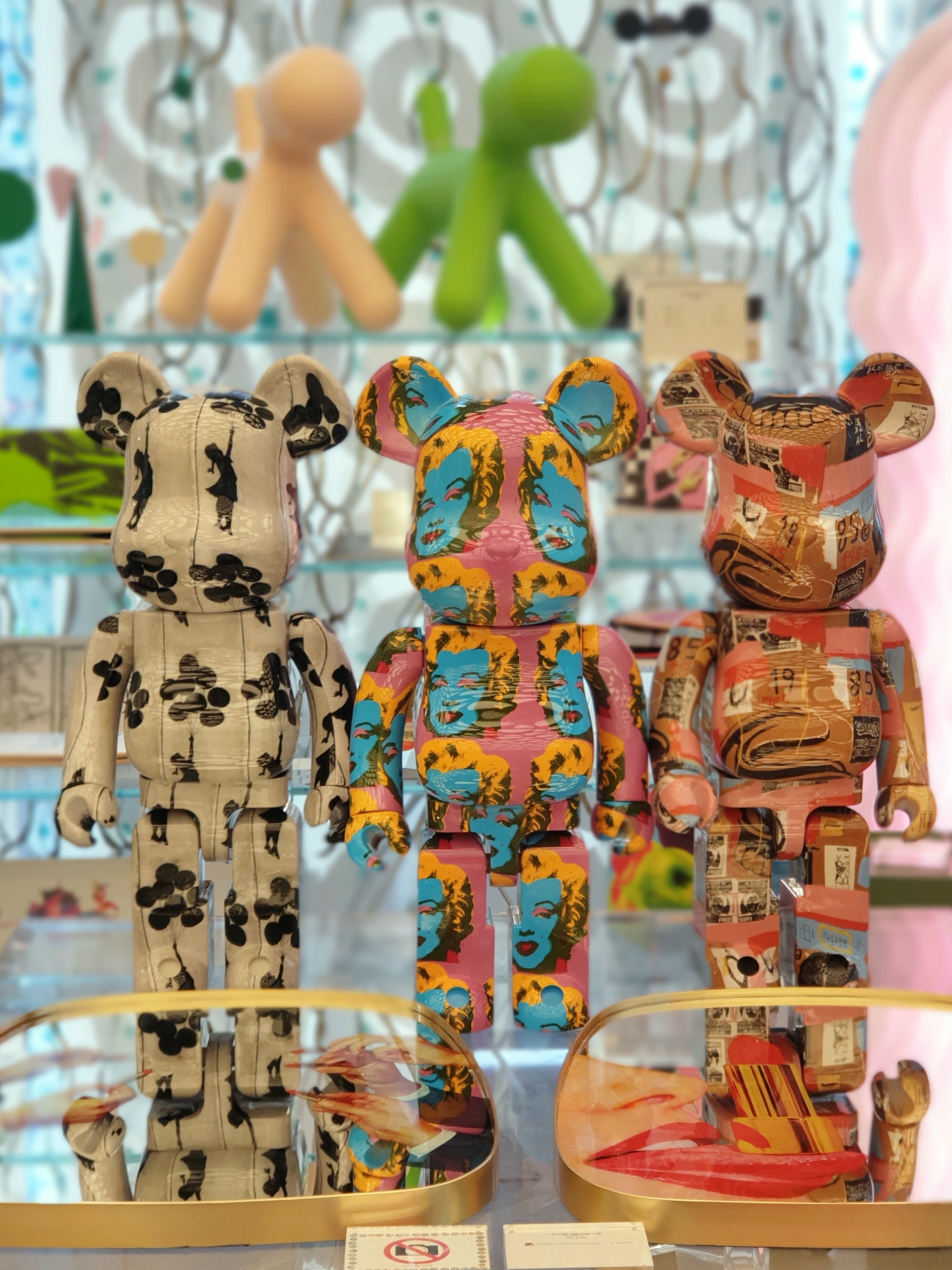 Bearbrick Andy Warhol Marilyn Monroe #2 1000%, Bearbrick Banksy Flying Balloons Girl 1000% 착용 스타일