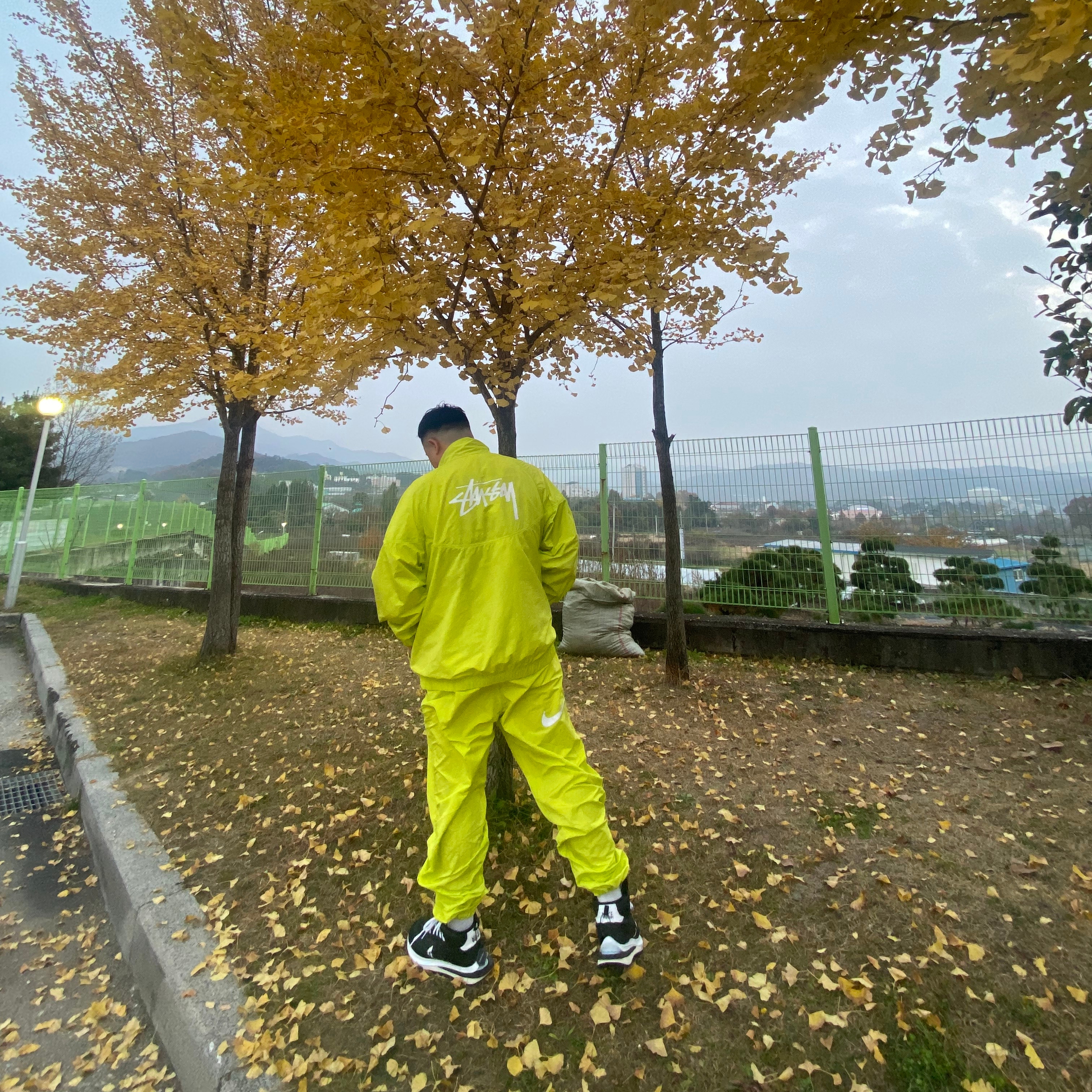 Nike x Sacai x Jean Paul Gaultier VaporWaffle Black White, Nike x Stussy Windrunner Jacket Bright Cactus 착용 스타일