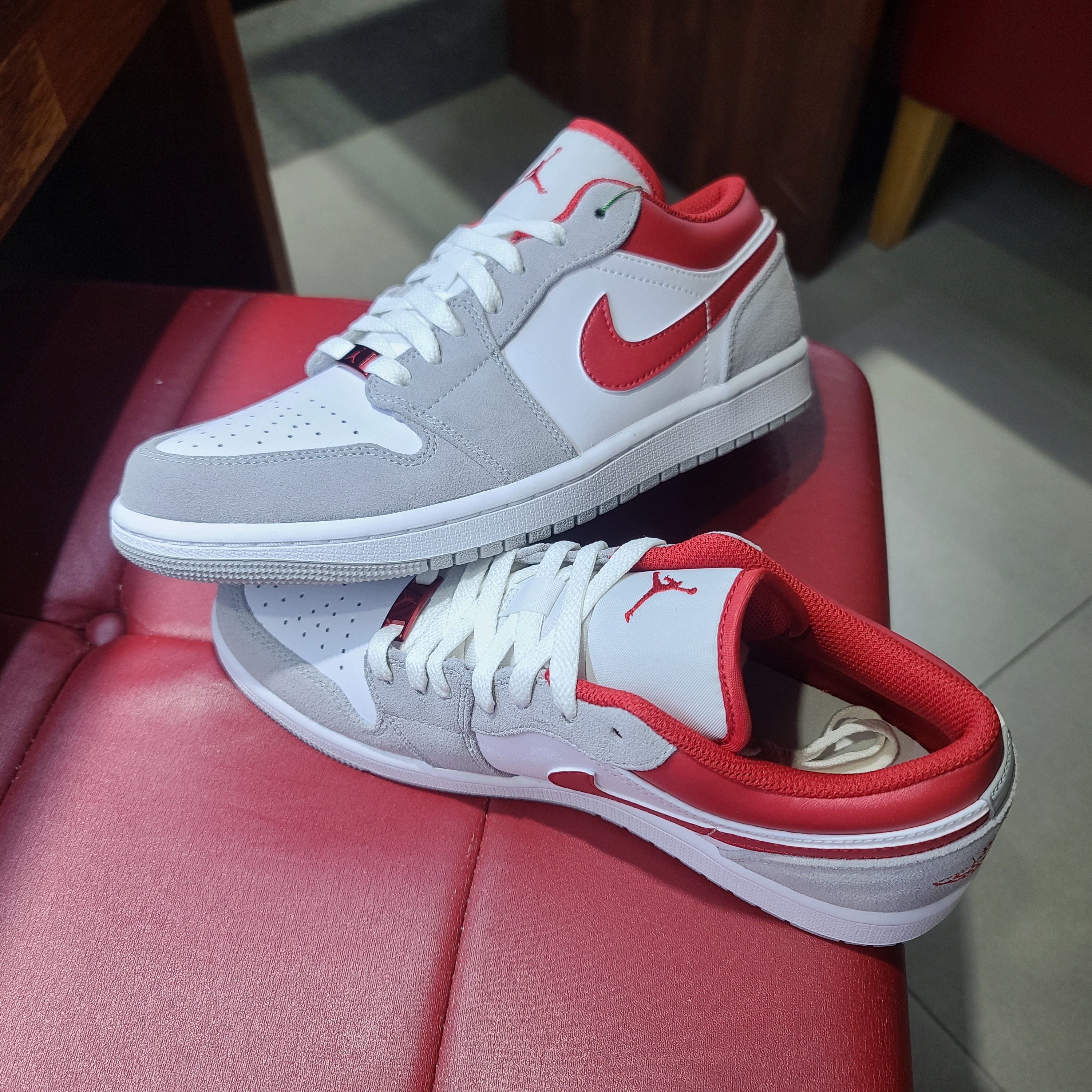 Jordan 1 Low SE Light Smoke Grey Gym Red 착용 스타일