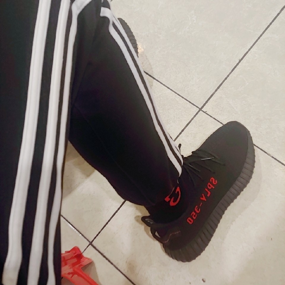 Adidas Yeezy Boost 350 V2 Black Red 2020 착용 스타일