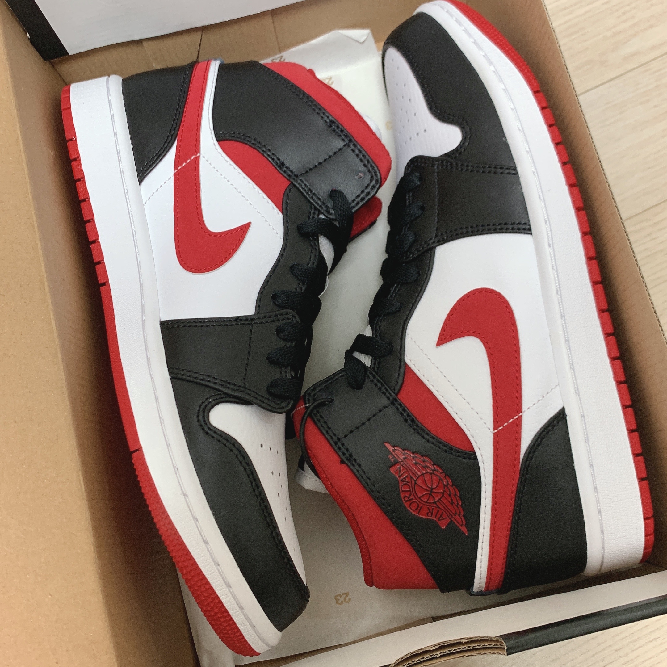 Jordan 1 Mid Gym Red Black White 착용 스타일