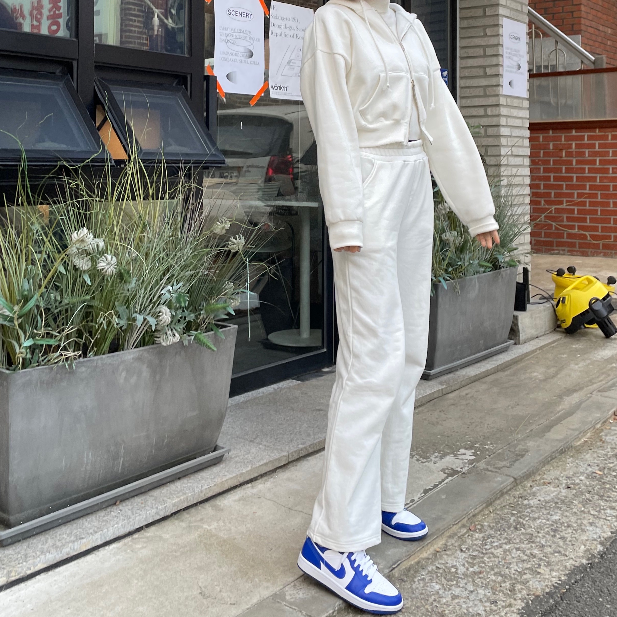 (W) Jordan 1 Mid White Hyper Royal 착용 스타일 - 2