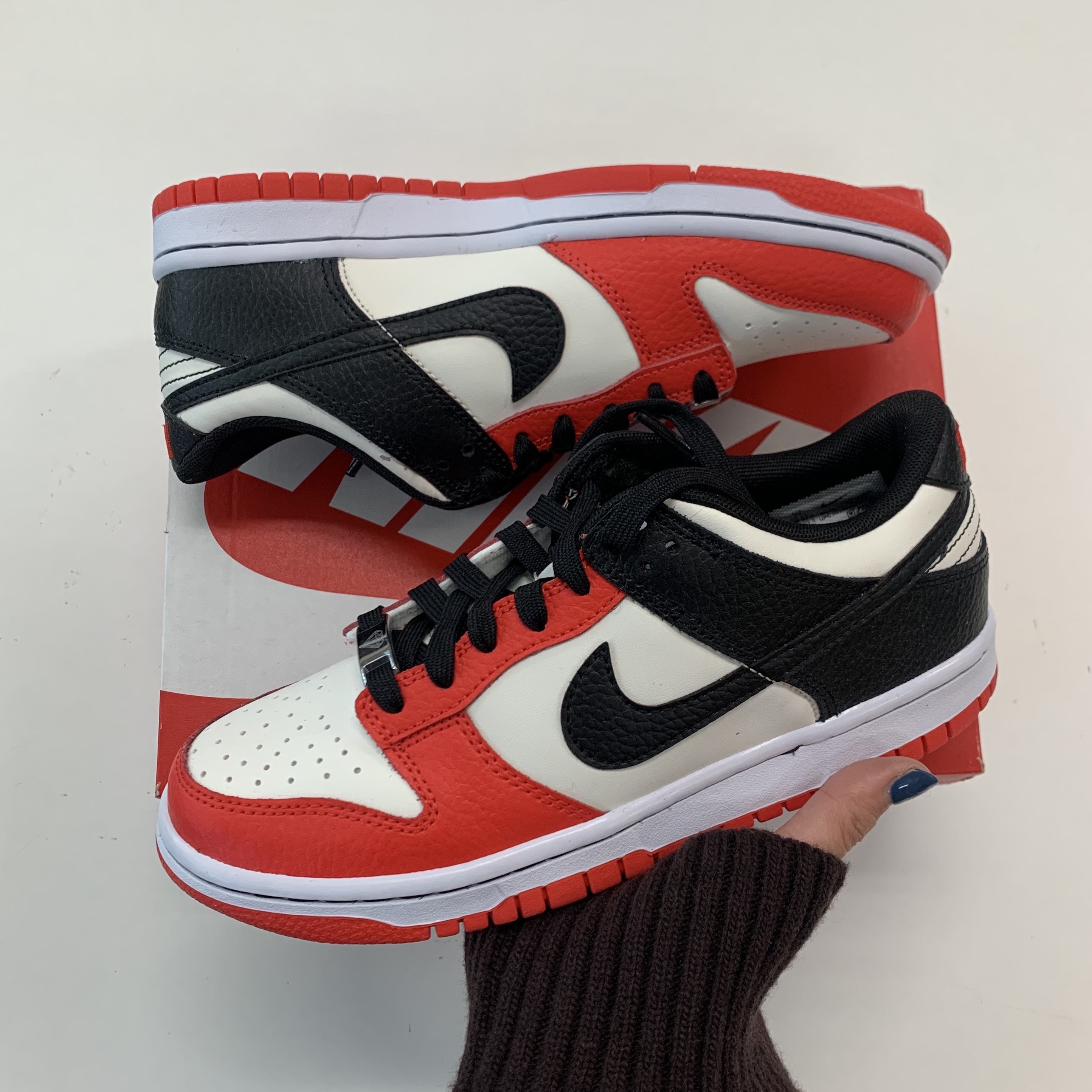 Nike x NBA Dunk Low Retro EMB Black and Chile Red 착용 스타일