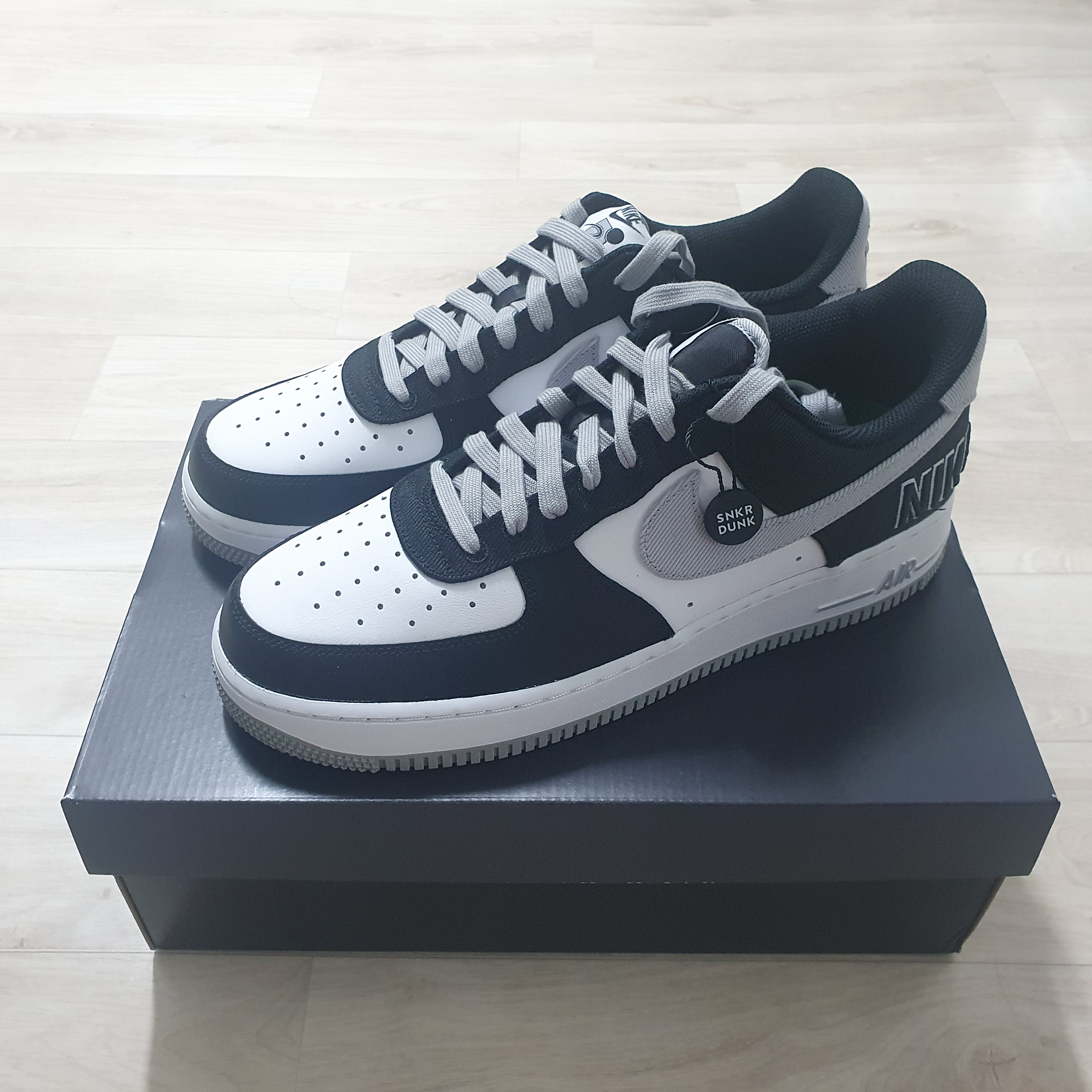 Nike Air Force 1 '07 LV8 EMB Black Silver 착용 스타일