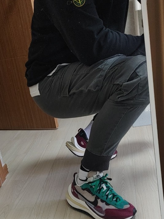 Nike x Sacai VaporWaffle String & Black Villain Red 착용 스타일