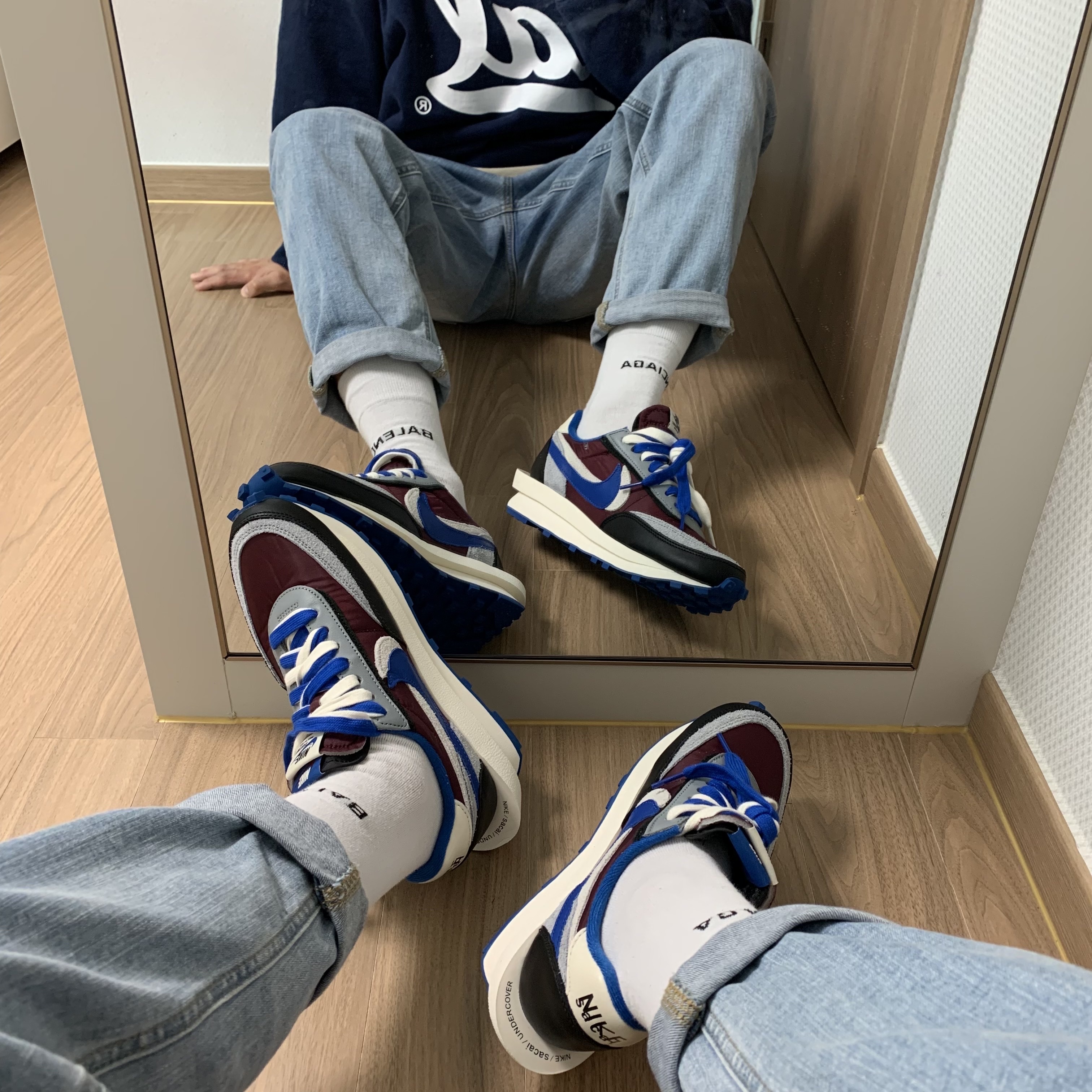 Nike x Sacai x Undercover LDWaffle Night Maroon Team Royal 착용 스타일 - 2