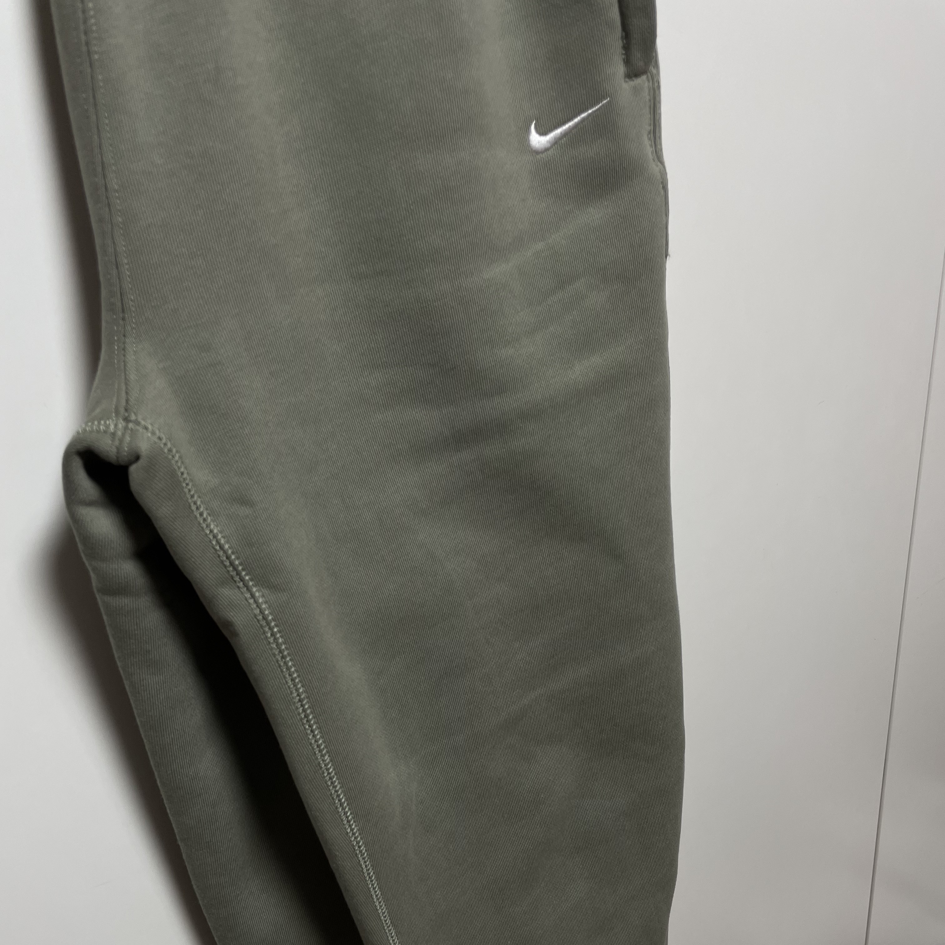 (W) Nike NRG Solo Swoosh Fleece Pants Light Army - Asia, (W) Nike M2K Tekno White Pure Platinum 착용 스타일 - 2