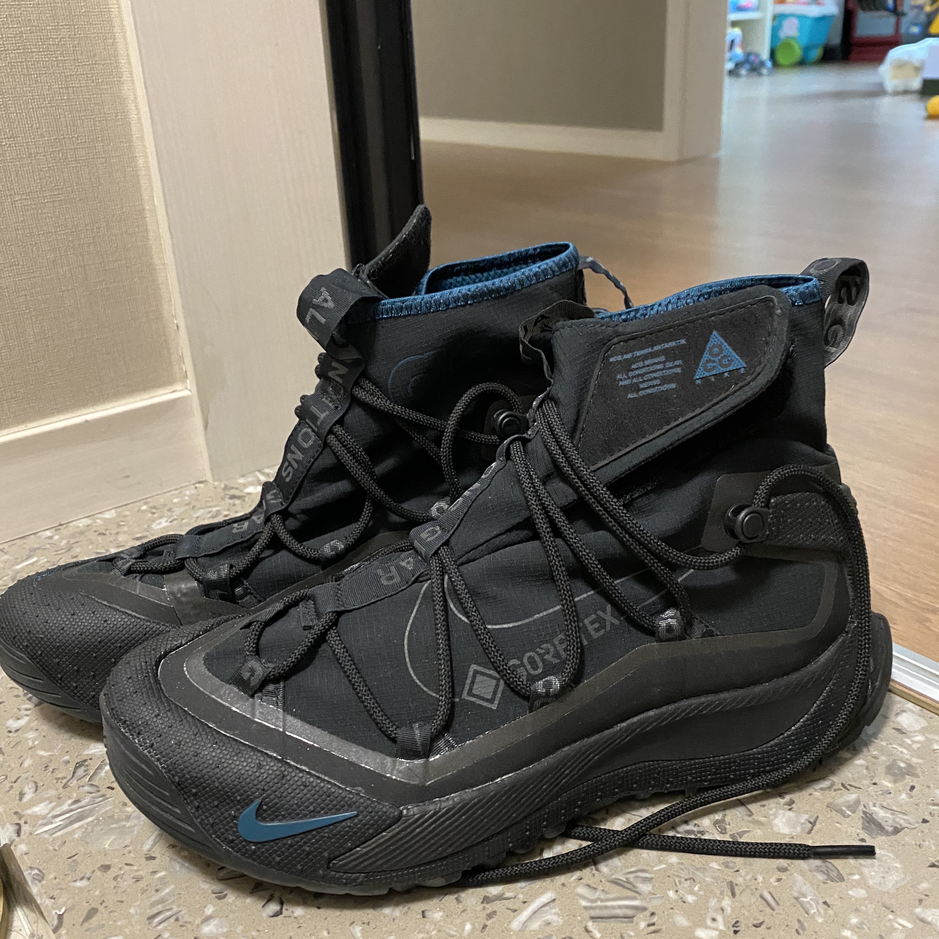 Nike ACG Utility Vest Black Summit White - Asia, Nike ACG Trail Pants Black - Asia 착용 스타일 - 2