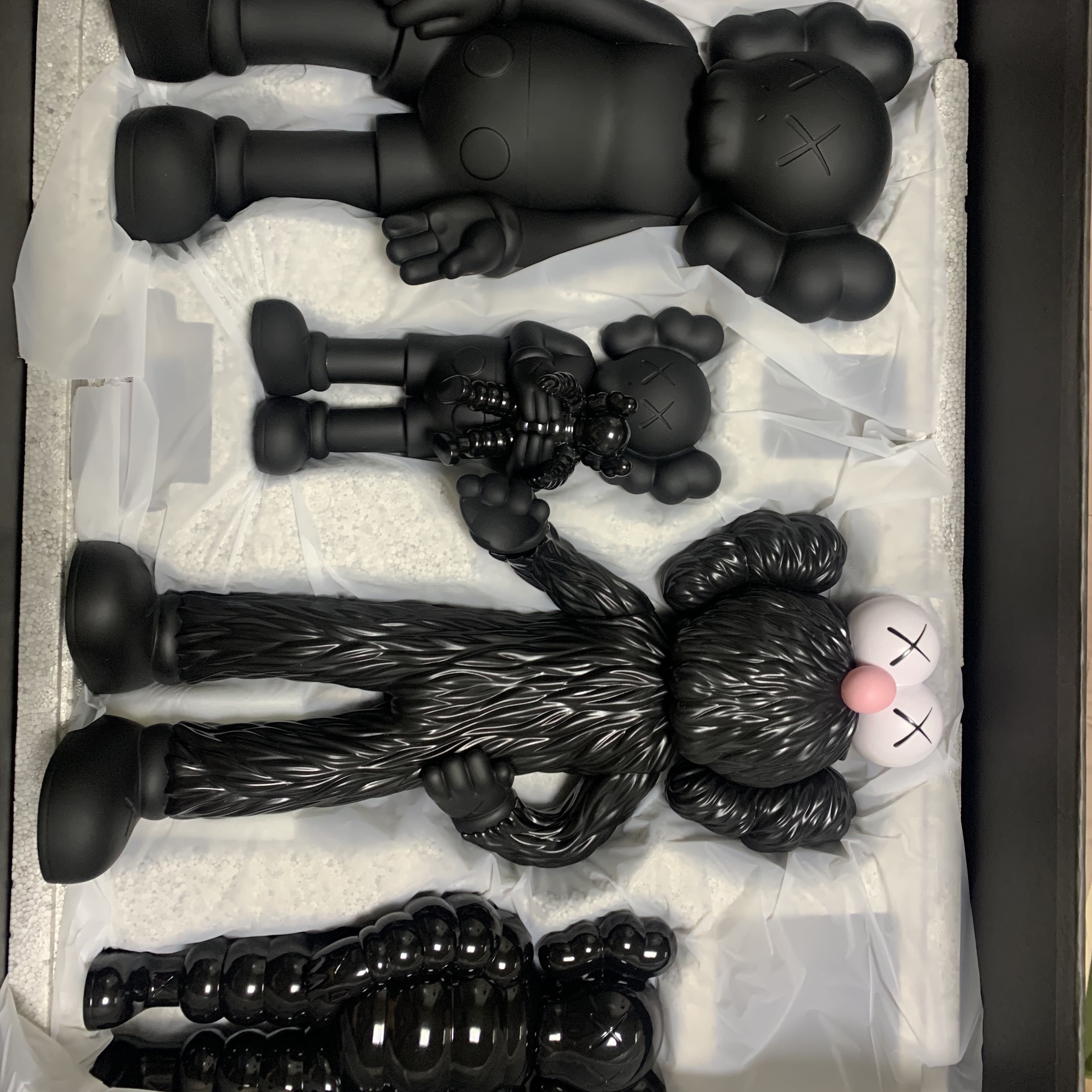 Kaws Family Vinyl Figure Black 착용 스타일