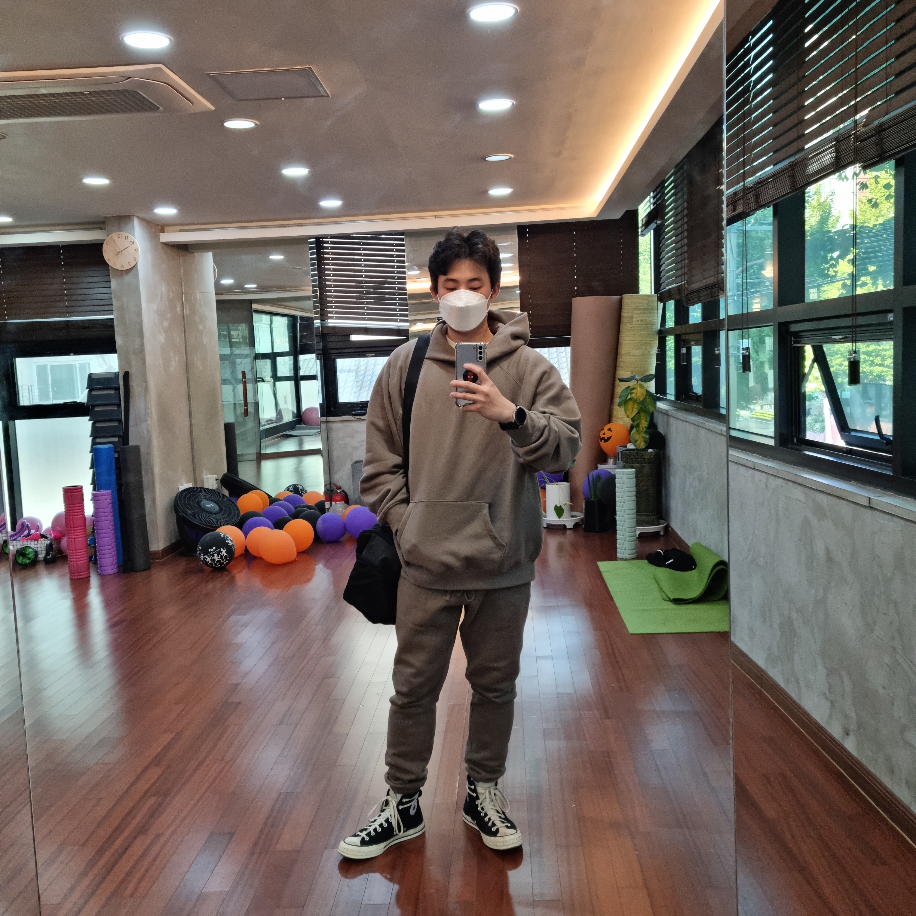 Essentials Pull-Over Hoodie Taupe - 21SS, Converse x Fear of God Essentials Chuck 70 Hi Black 2020 착용 스타일