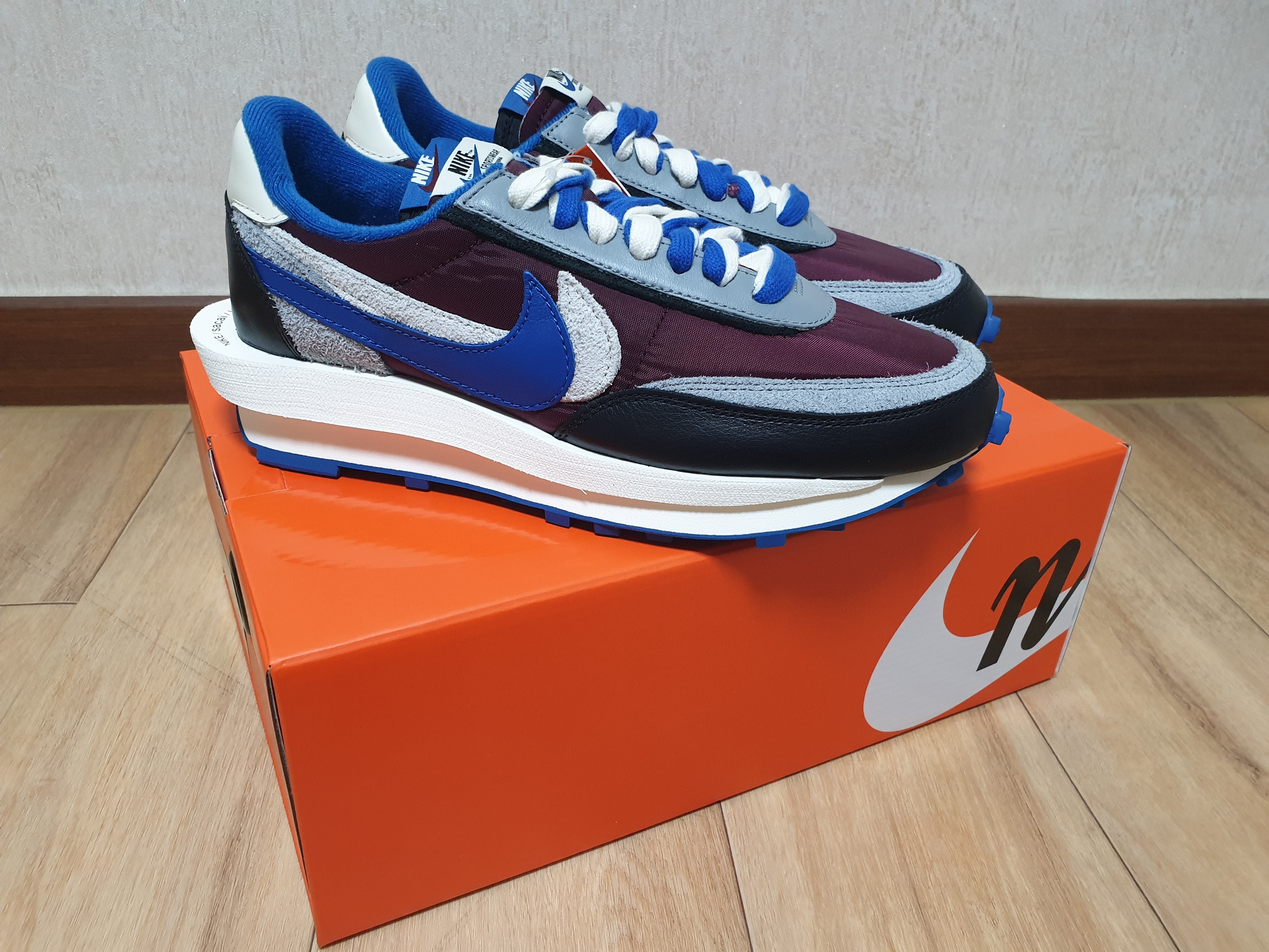 Nike x Sacai x Undercover LDWaffle Night Maroon Team Royal 착용 스타일 - 2