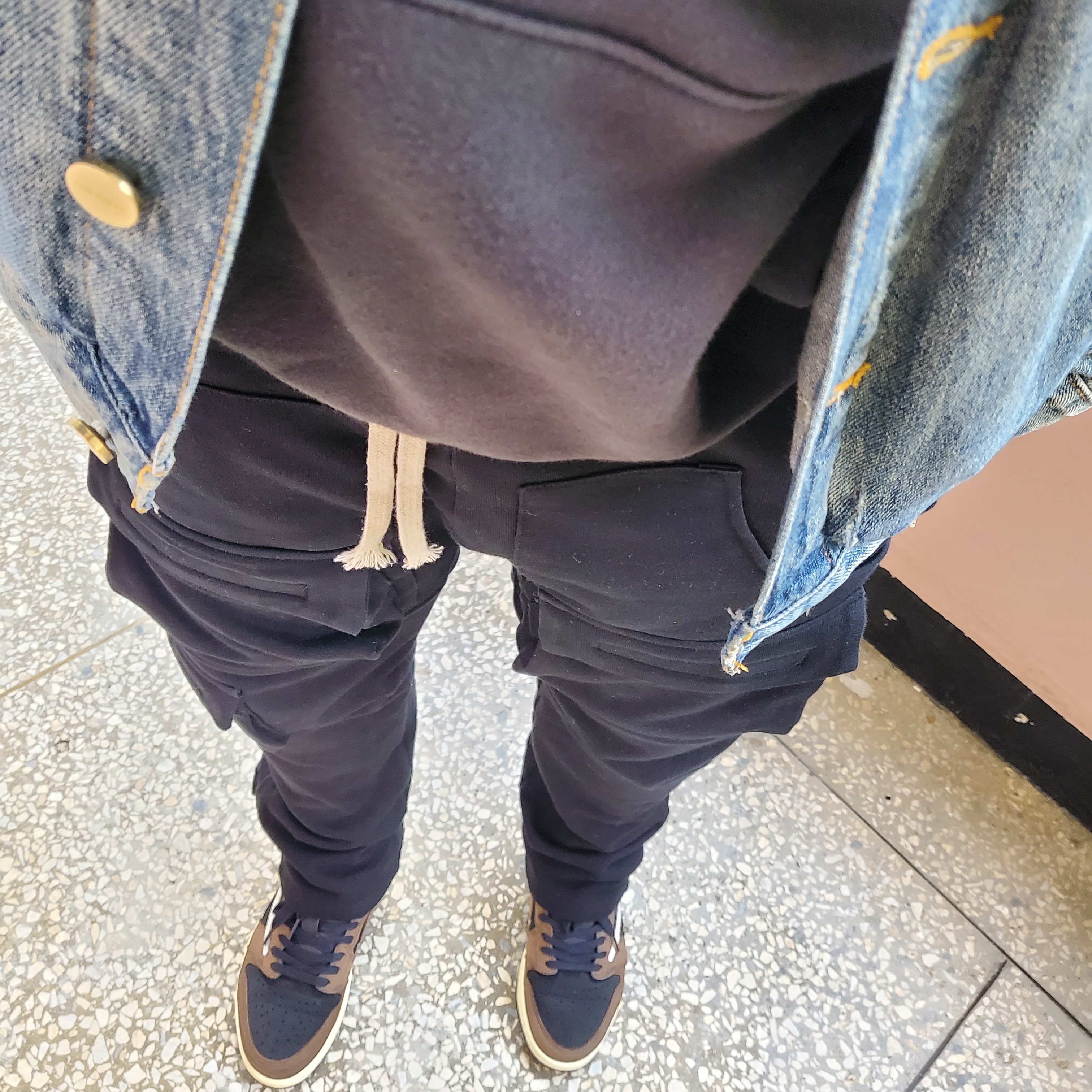 Essentials 3D Silicon Applique Pullover Hoodie Dark Slate/Black 2020, Essentials Denim Trucker Jacket Distressed Indigo - 20FW 착용 스타일 - 2