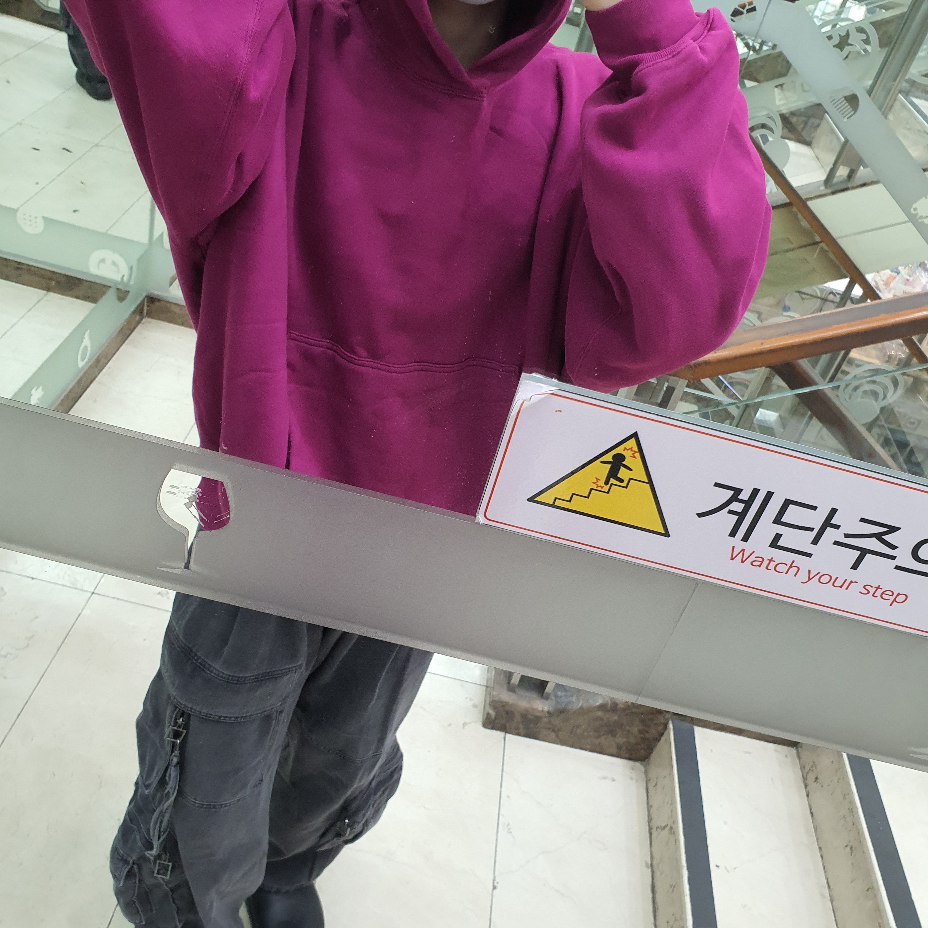 Yeezy Gap Hoodie Purple 착용 스타일