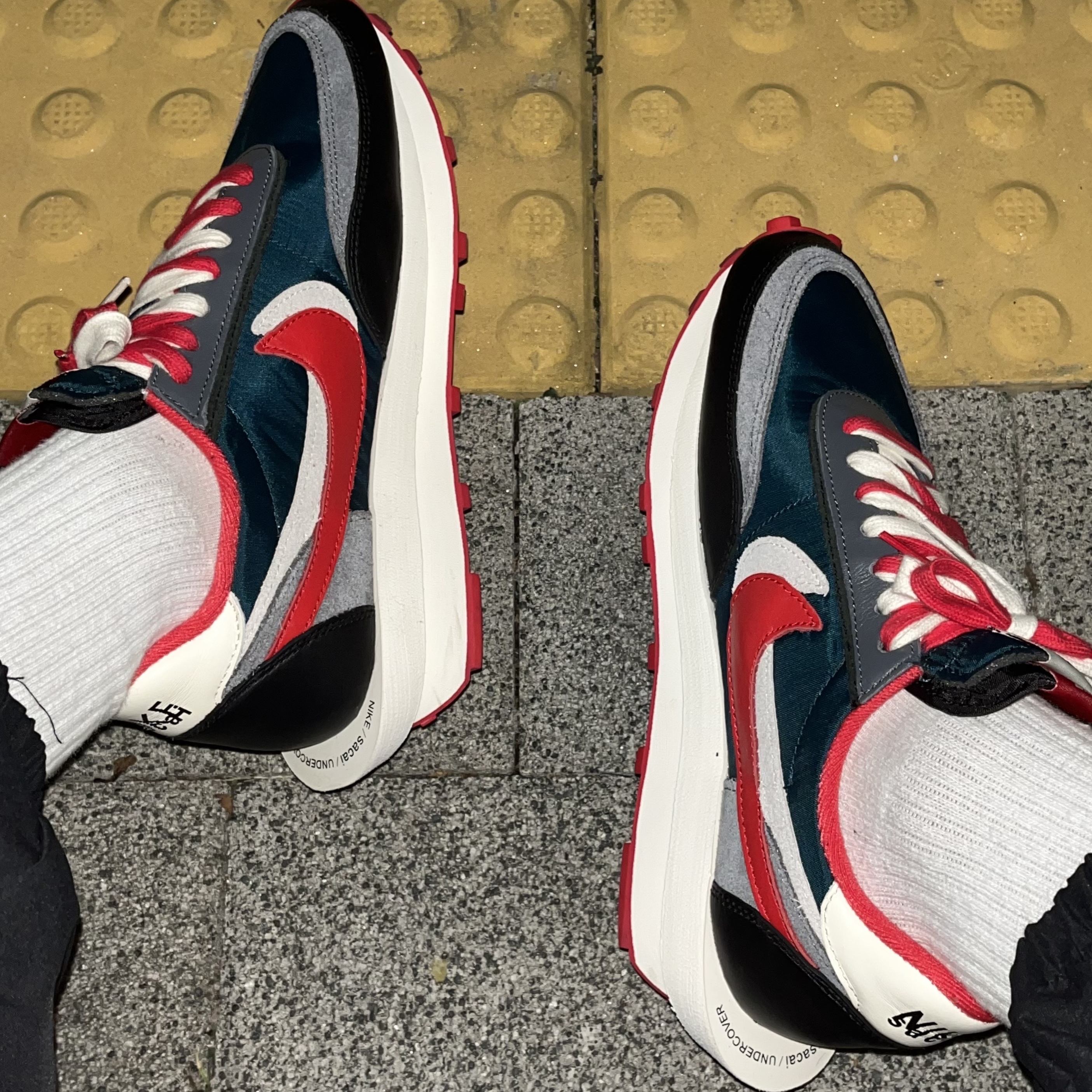 Nike x Sacai x Undercover LDWaffle Midnight Spruce University Red 착용 스타일 - 4