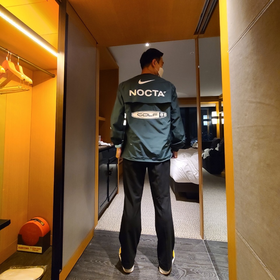 Nike x Drake Nocta Golf Crewneck Top Green - US/EU, Jordan 1 Retro High OG Pollen 착용 스타일