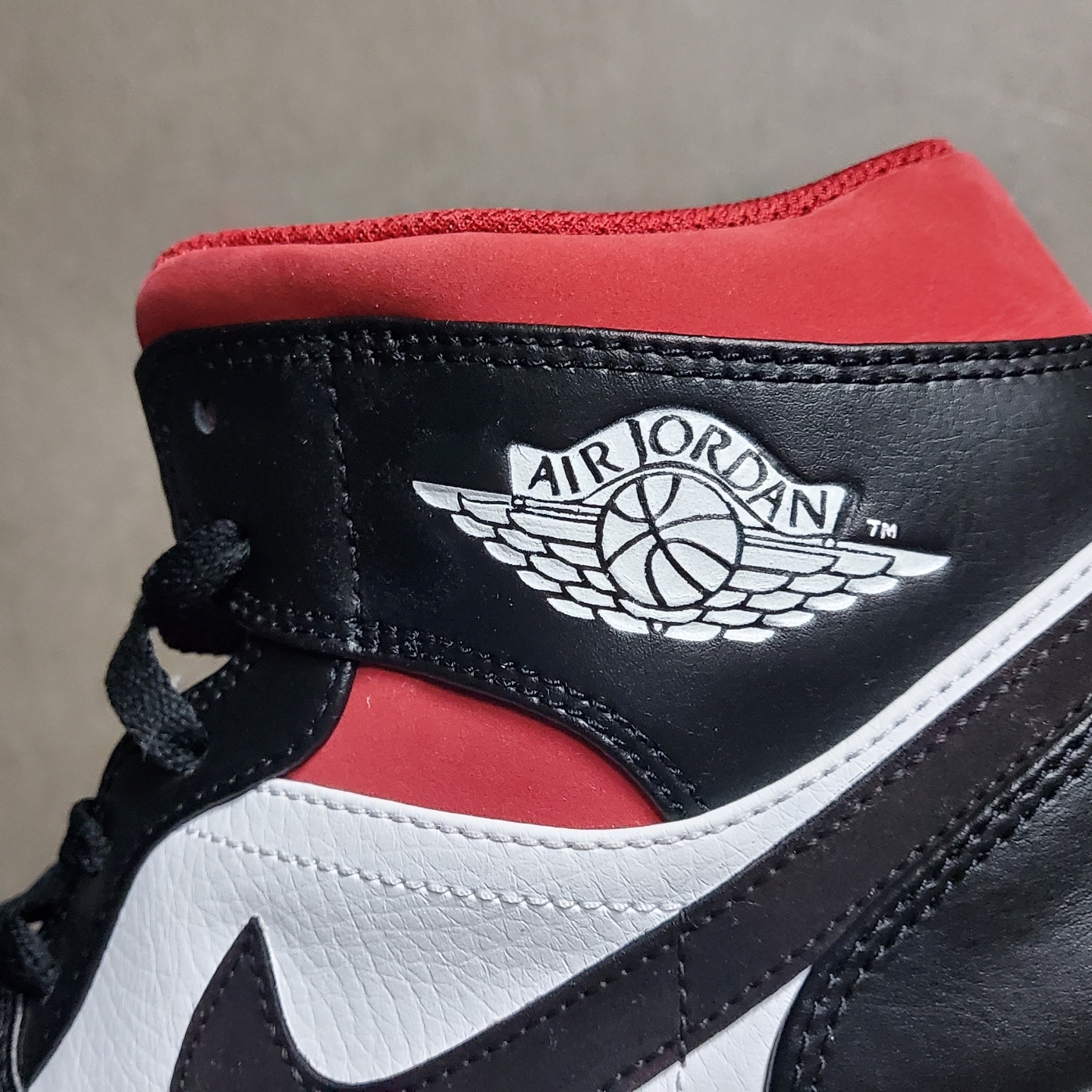 Jordan 1 Mid Gym Red Black White 착용 스타일 - 2
