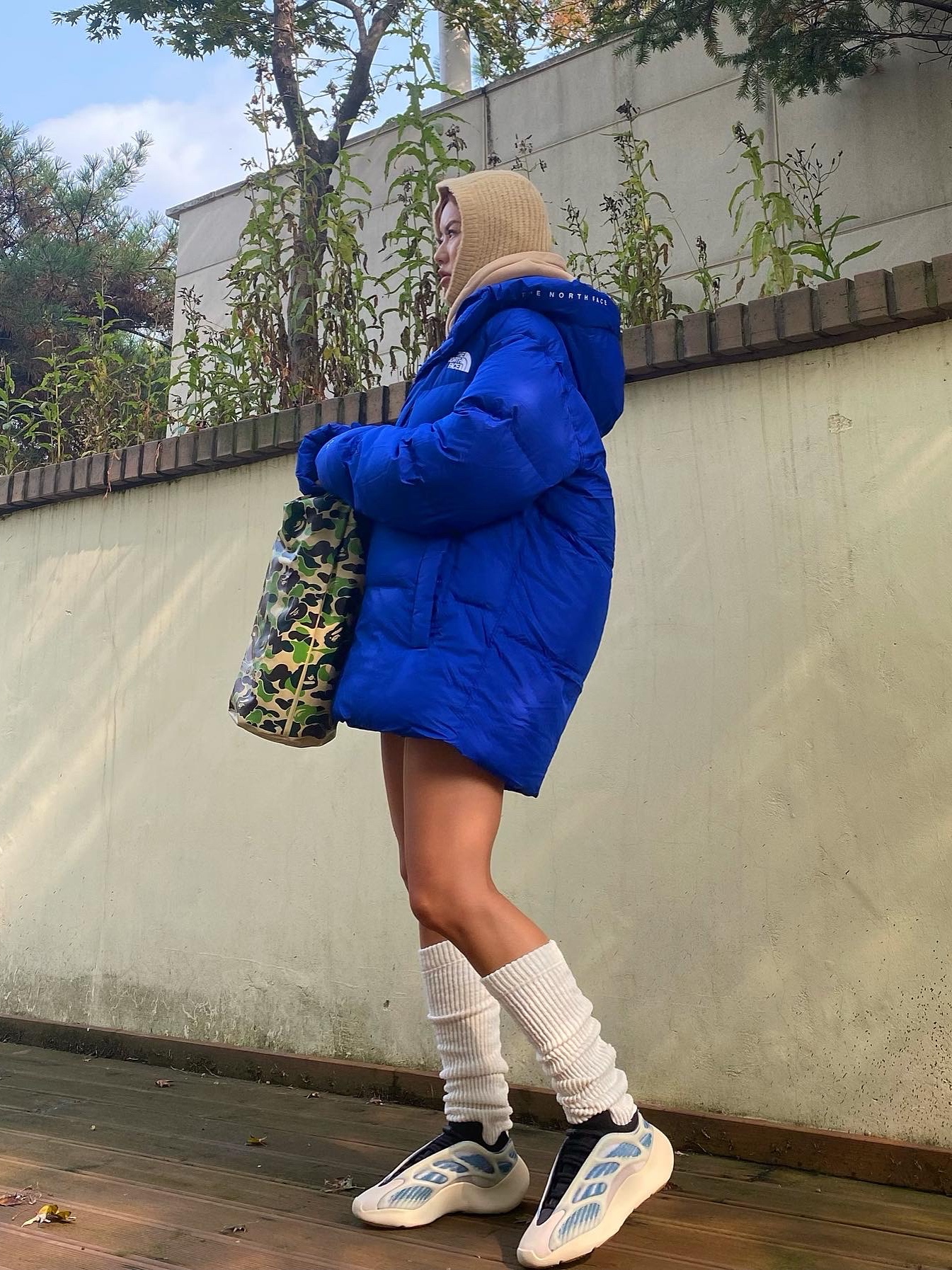 Adidas Yeezy 700 V3 Kyanite 착용 스타일 - 2