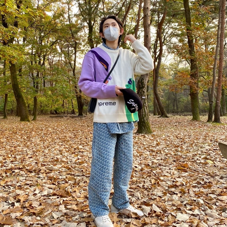 Supreme Faces Sweater Cream - 21FW, Supreme Monogram Double Knee Denim Painter Pants Blue - 21FW 착용 스타일 - 2