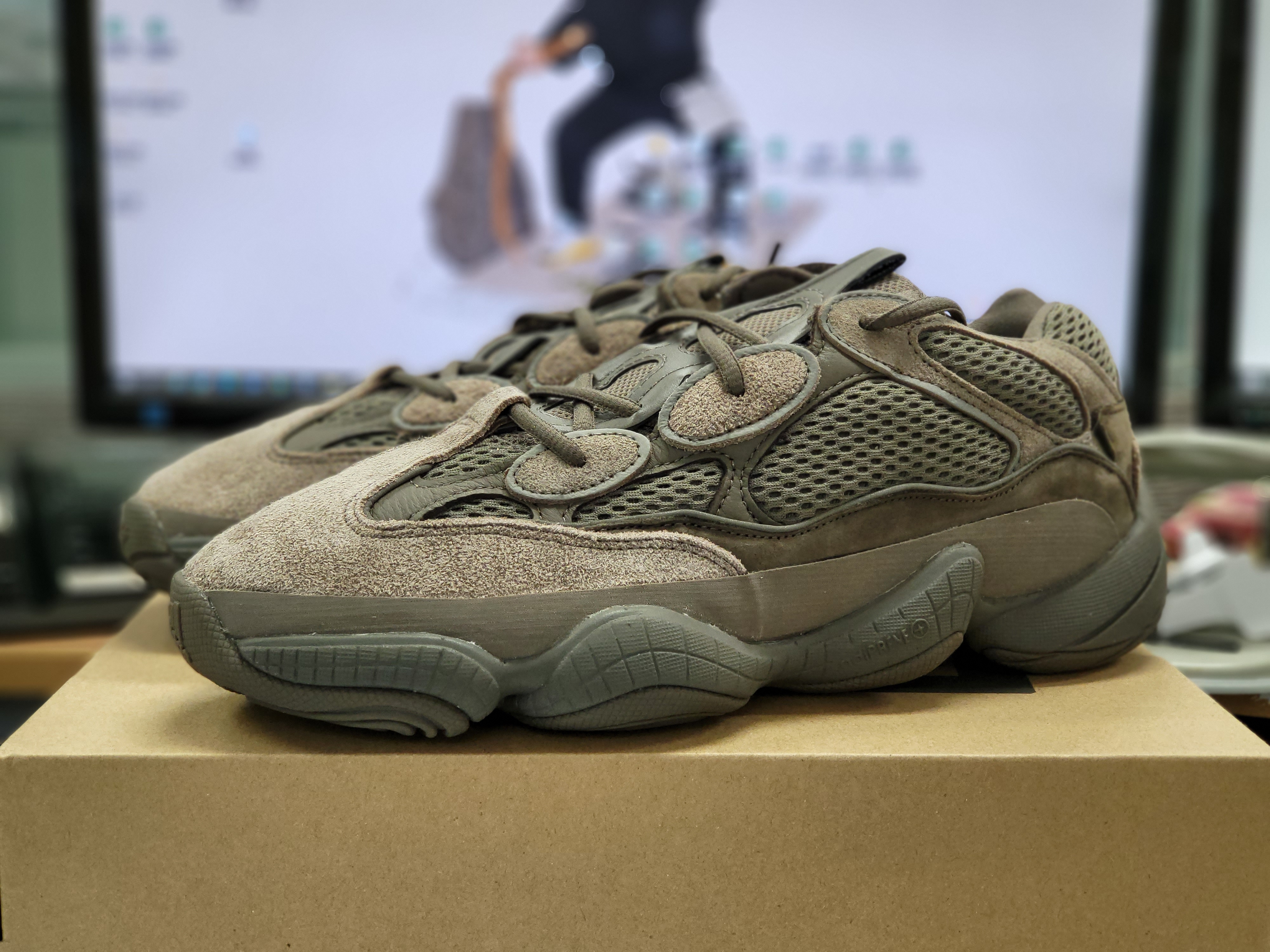 Adidas Yeezy 500 Clay Brown 착용 스타일