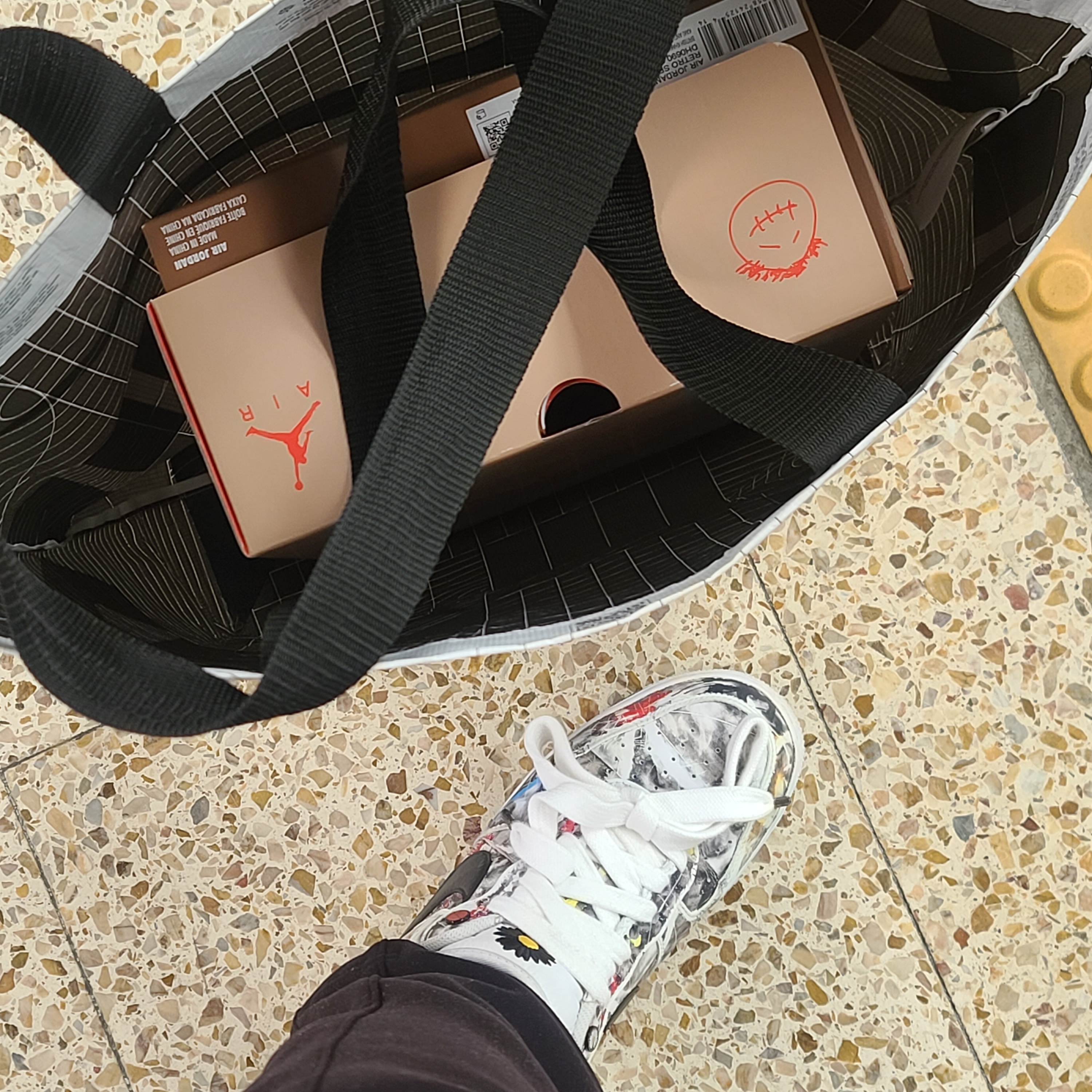 Nike x Peaceminusone Air Force 1 Low Para-Noise 2.0, Jordan 6 x Travis Scott Retro SP British Khaki 착용 스타일