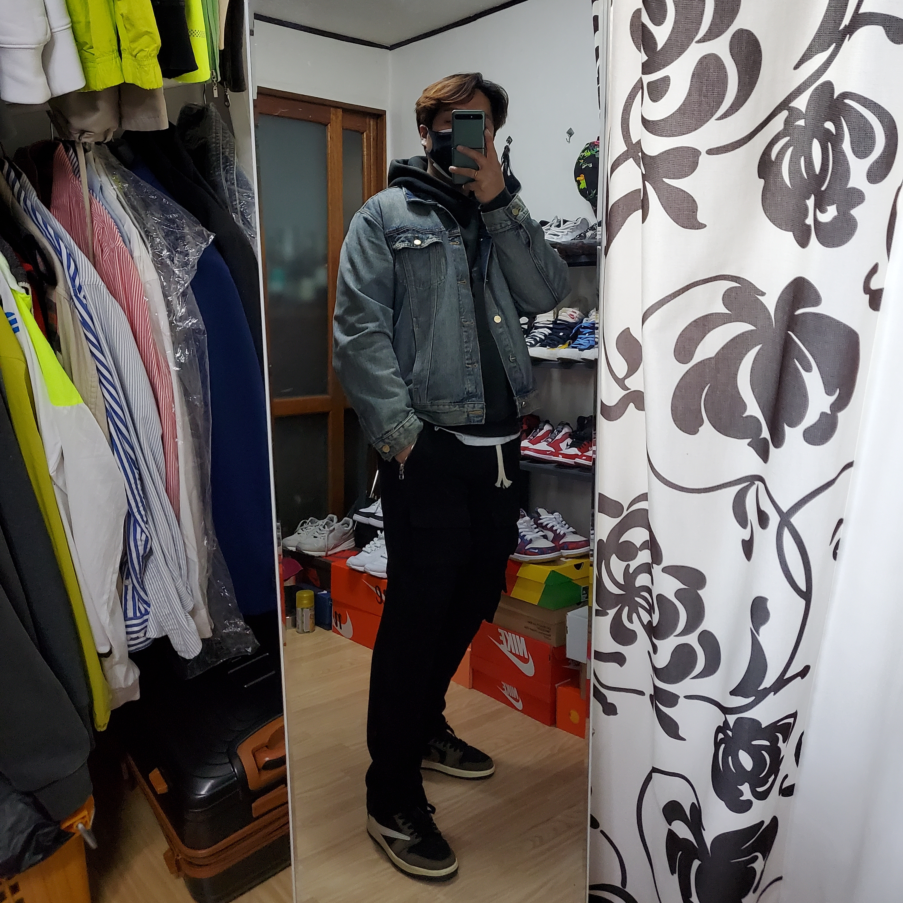 Essentials 3D Silicon Applique Pullover Hoodie Dark Slate/Black 2020, Essentials Denim Trucker Jacket Distressed Indigo - 20FW 착용 스타일 - 1