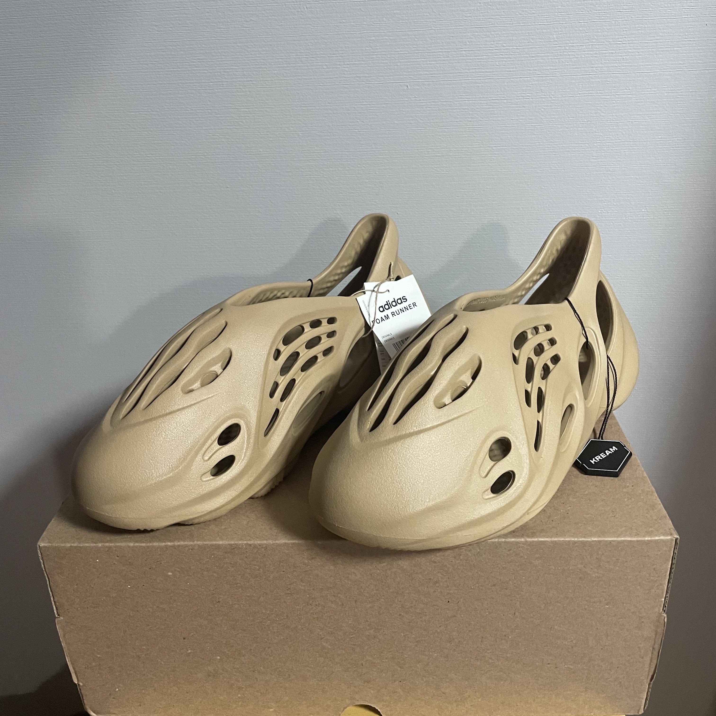 Adidas Yeezy Foam RNNR Ochre 착용 스타일