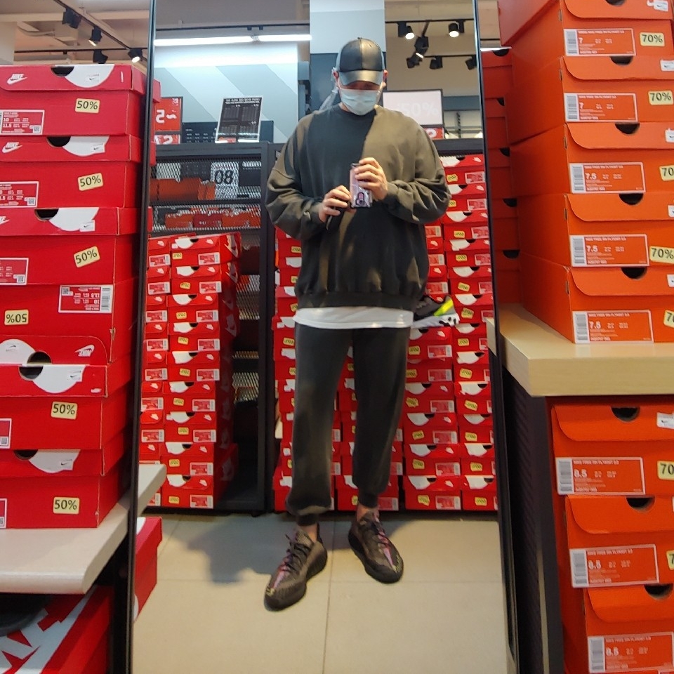 Adidas Yeezy Boost 350 V2 Yecheil - Reflective 착용 스타일