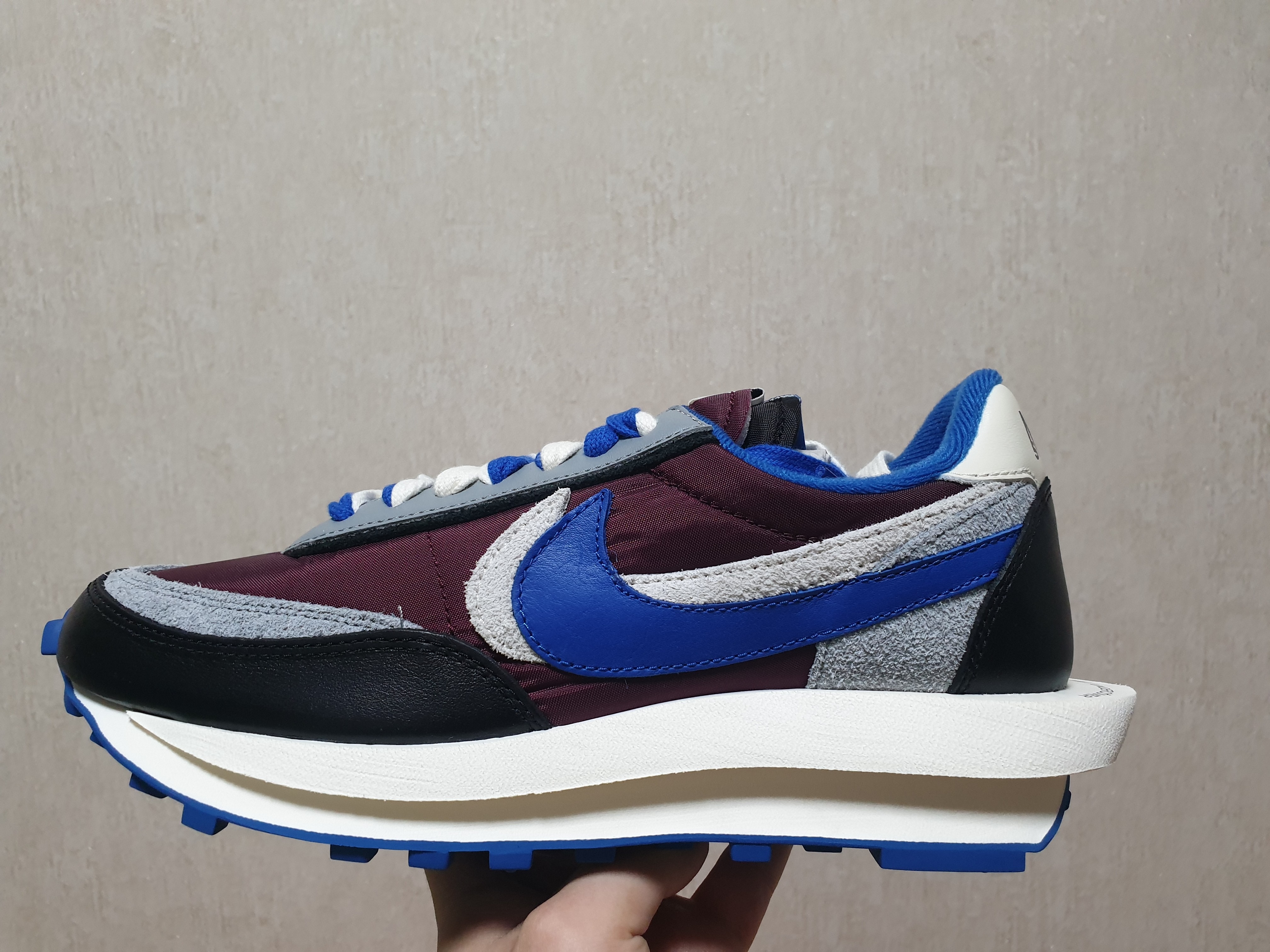 Nike x Sacai x Undercover LDWaffle Night Maroon Team Royal 착용 스타일 - 1