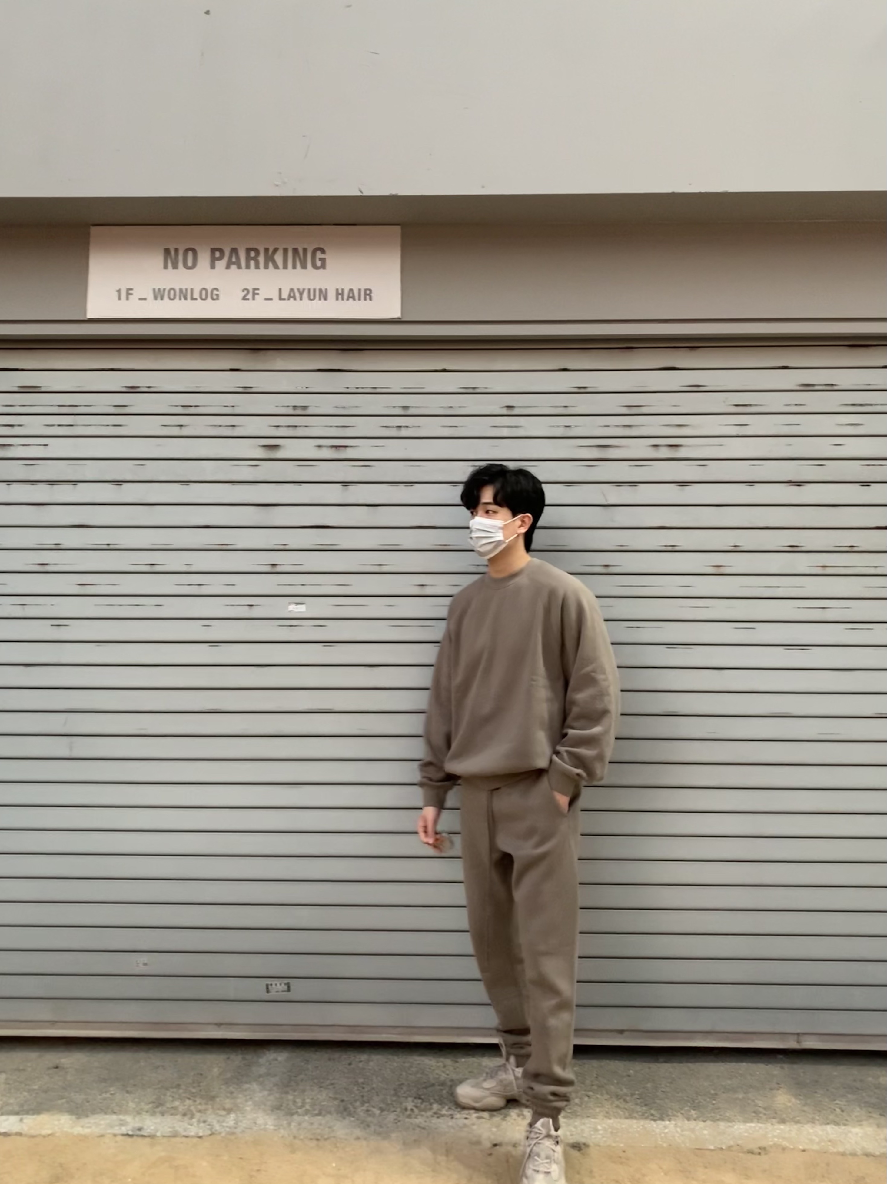 Essentials Pull-Over Crewneck Sweatshirt Taupe - 21SS, Essentials Sweatpants Taupe - 21SS 착용 스타일 - 2