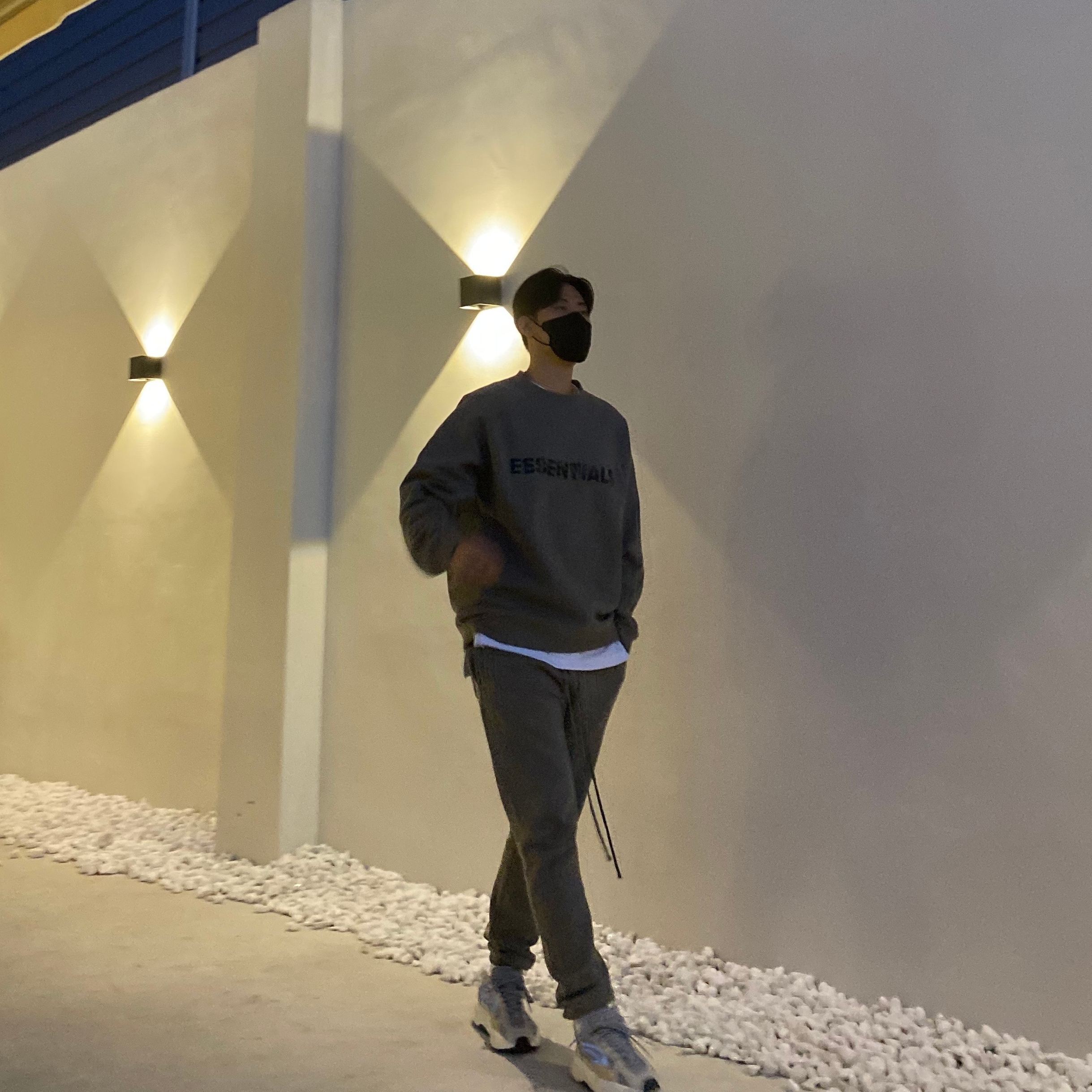 Essentials 3D Silicon Applique Crewneck Cement - 20FW, Essentials Sweatpants Cement - 20FW 착용 스타일